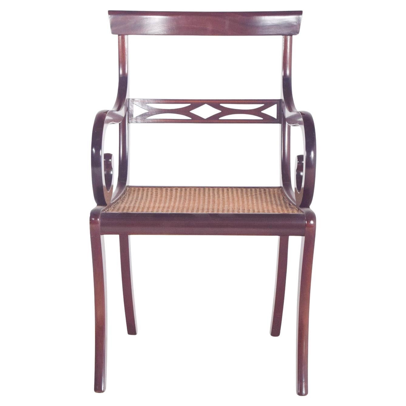 Chaise à accoudoirs en acajou anglais avec assise en paille