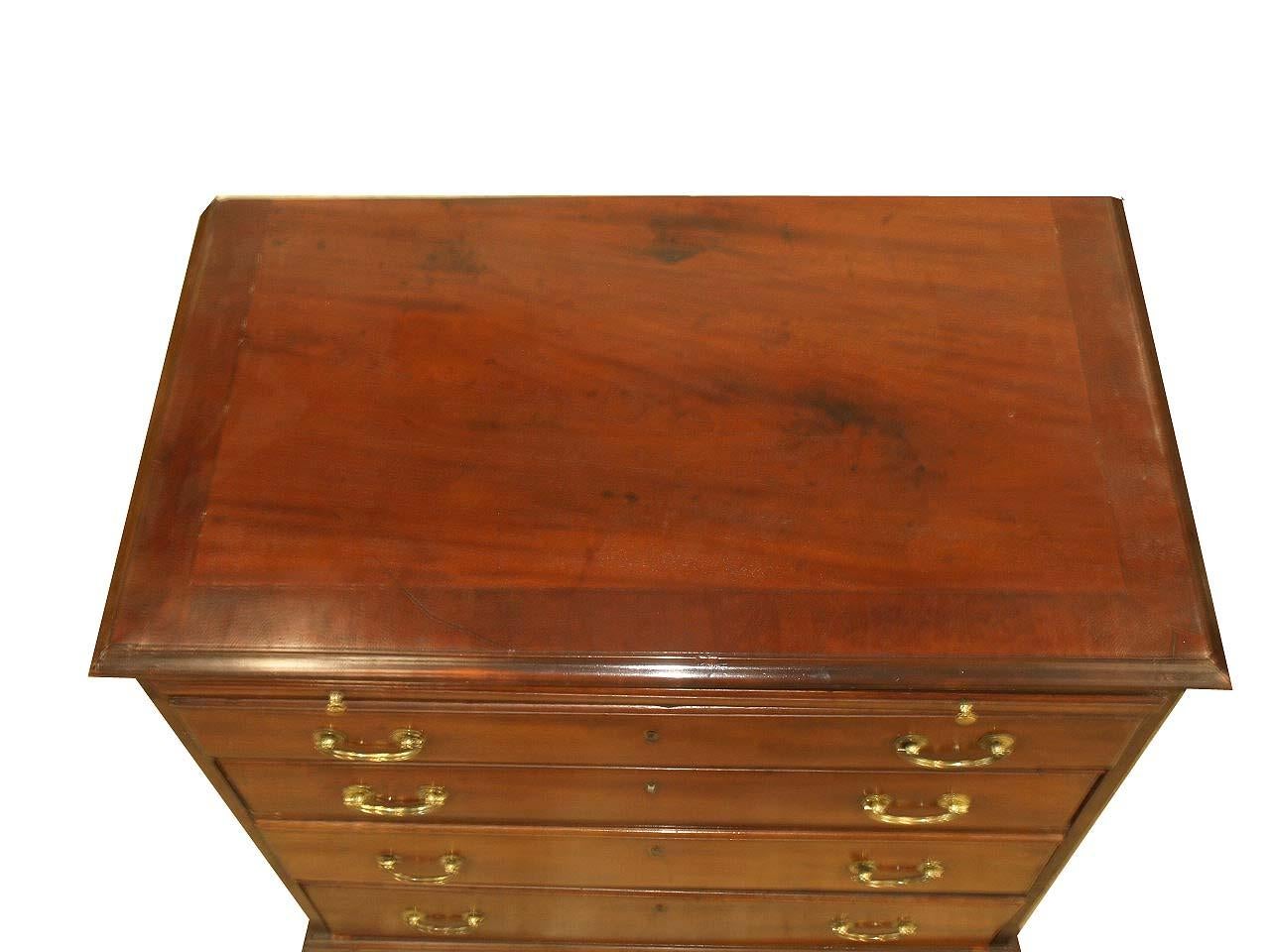 English Mahogany Bachelor's Chest In Good Condition For Sale In Wilson, NC