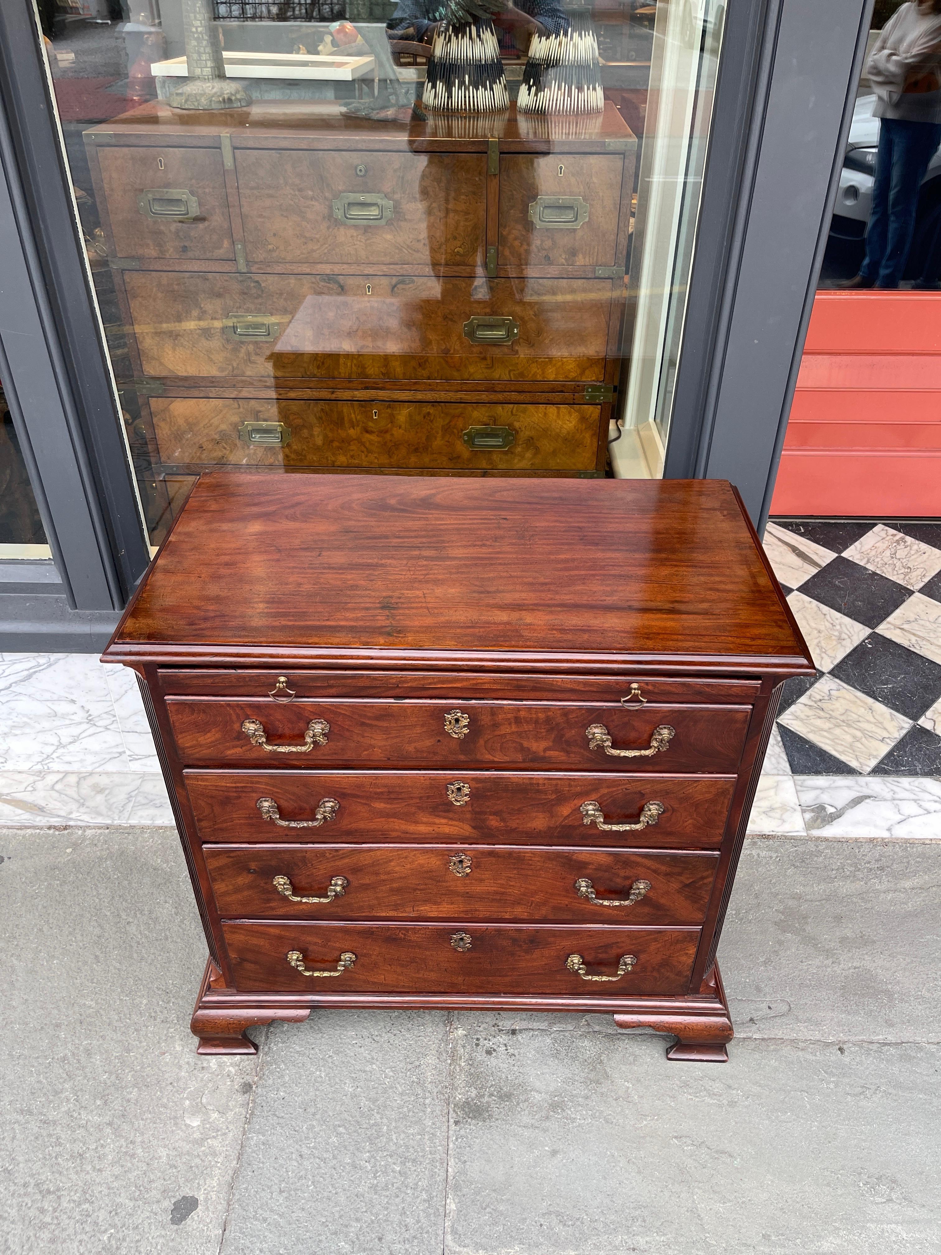 English mahogany bachelors chest with brushing slide late 18th century  In Good Condition For Sale In Charleston, SC