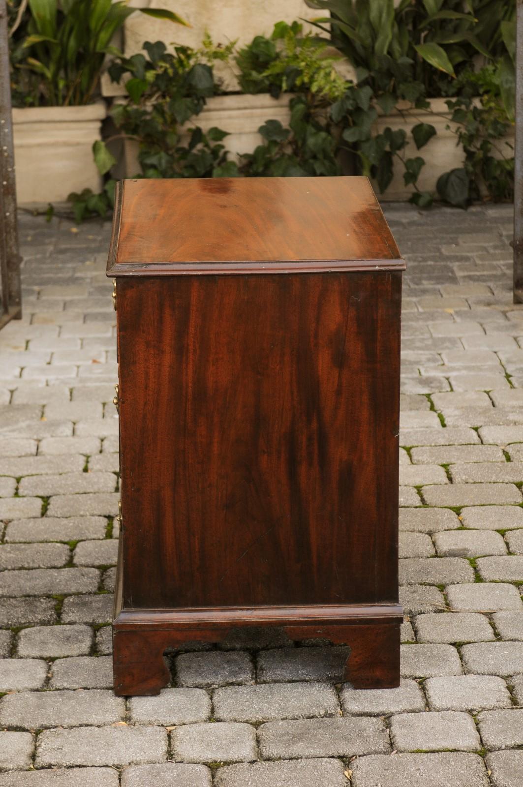 English Mahogany Bachelor's Chest with Three Graduated Drawers, Mid-19th Century 8