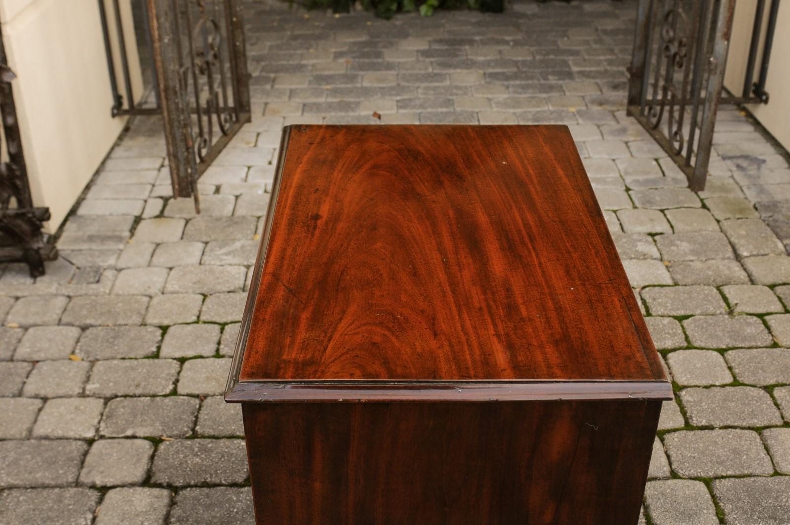 English Mahogany Bachelor's Chest with Three Graduated Drawers, Mid-19th Century 9