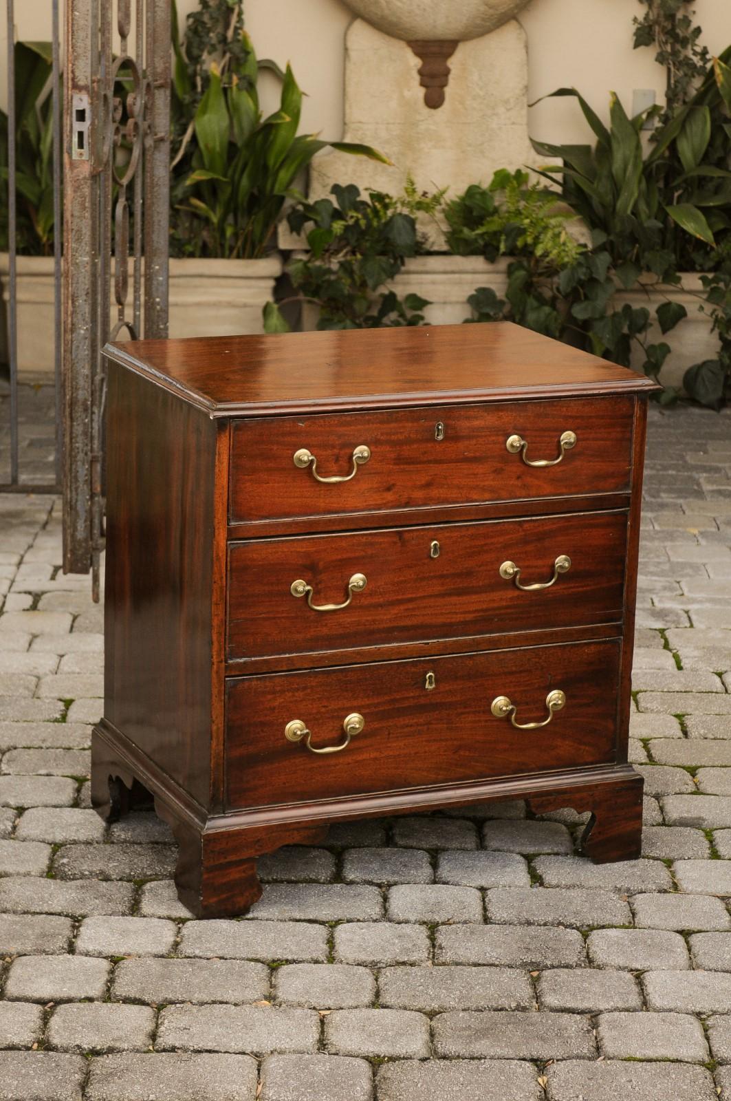 English Mahogany Bachelor's Chest with Three Graduated Drawers, Mid-19th Century In Good Condition In Atlanta, GA