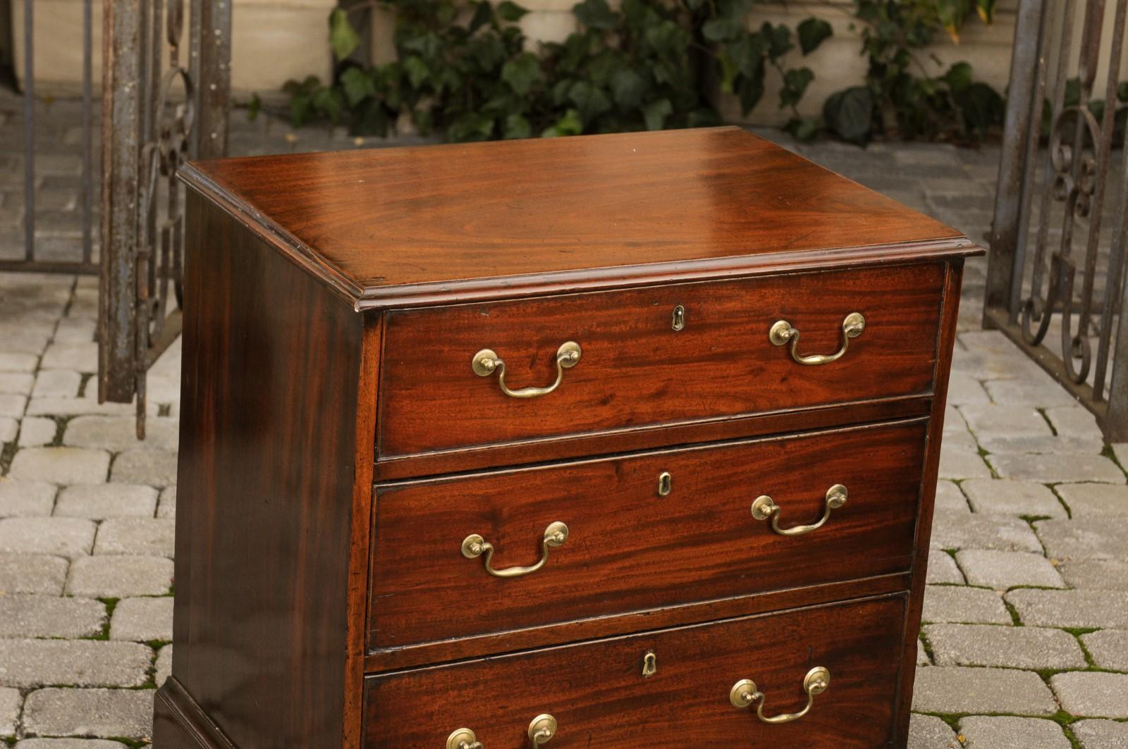 English Mahogany Bachelor's Chest with Three Graduated Drawers, Mid-19th Century 1