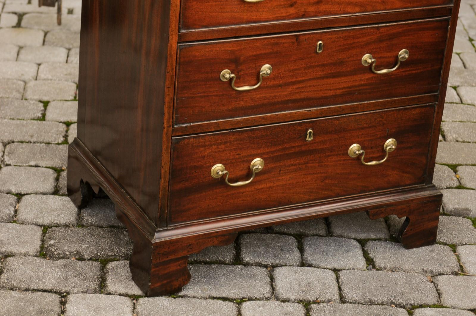 English Mahogany Bachelor's Chest with Three Graduated Drawers, Mid-19th Century 2