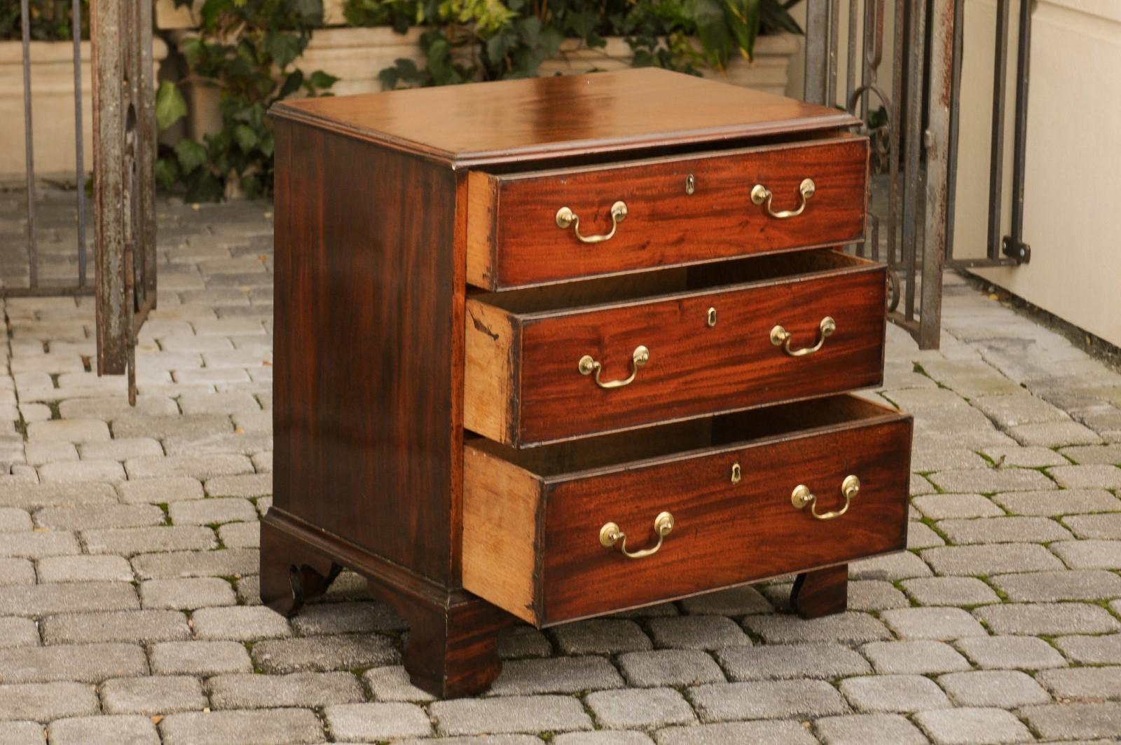 English Mahogany Bachelor's Chest with Three Graduated Drawers, Mid-19th Century 3