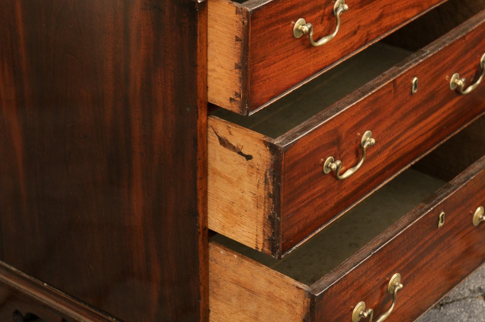 English Mahogany Bachelor's Chest with Three Graduated Drawers, Mid-19th Century 4