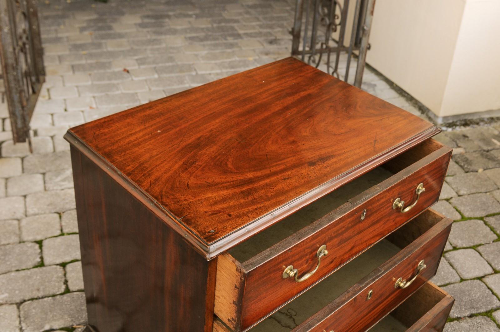 English Mahogany Bachelor's Chest with Three Graduated Drawers, Mid-19th Century 5