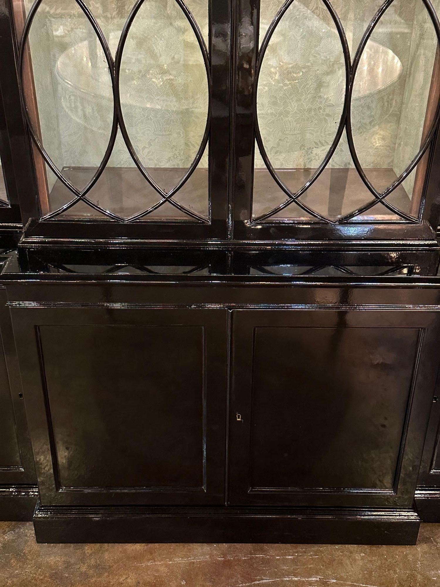 English Mahogany Black Lacquered Breakfront Display Cabinet In Good Condition For Sale In Dallas, TX