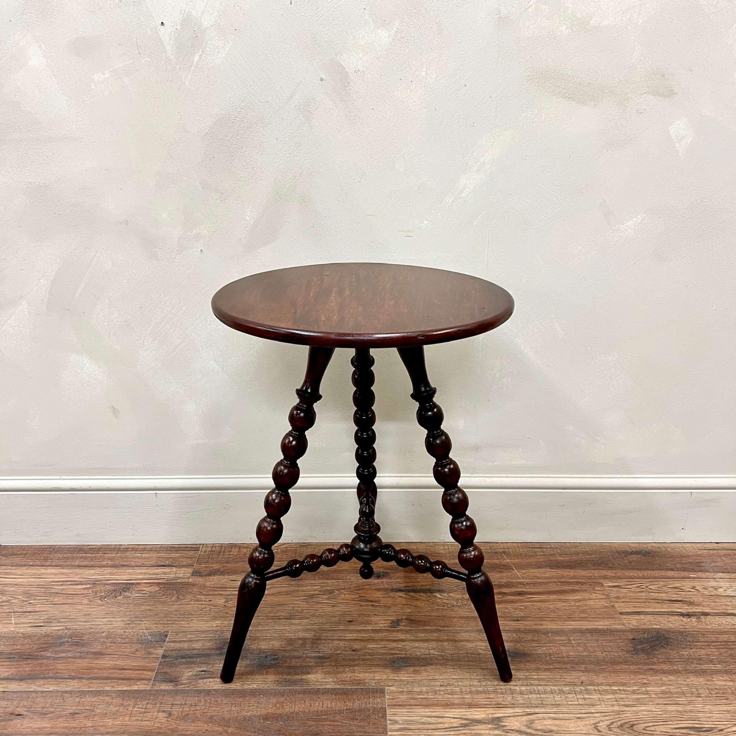 English Late 19th Century Mahogany Tripod Lamp Table
With bobbin, lathe turned legs.
Typically used to present lamps, vases or other decorative pieces.

England, circa 1900.

Height: 68cm
Diameter: 51.5cm

Please message if any further info or