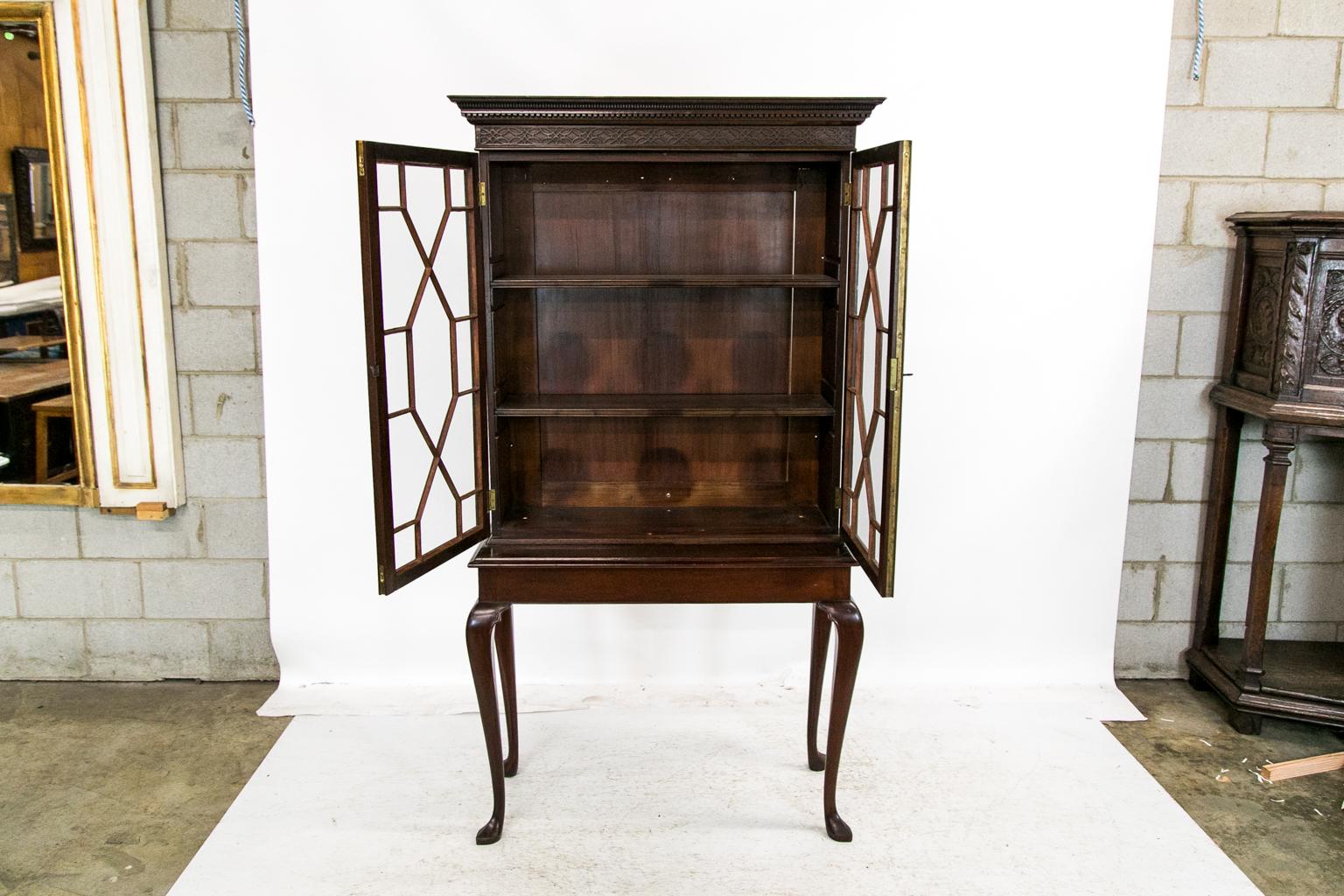 English Mahogany Book/Display Case In Good Condition For Sale In Wilson, NC