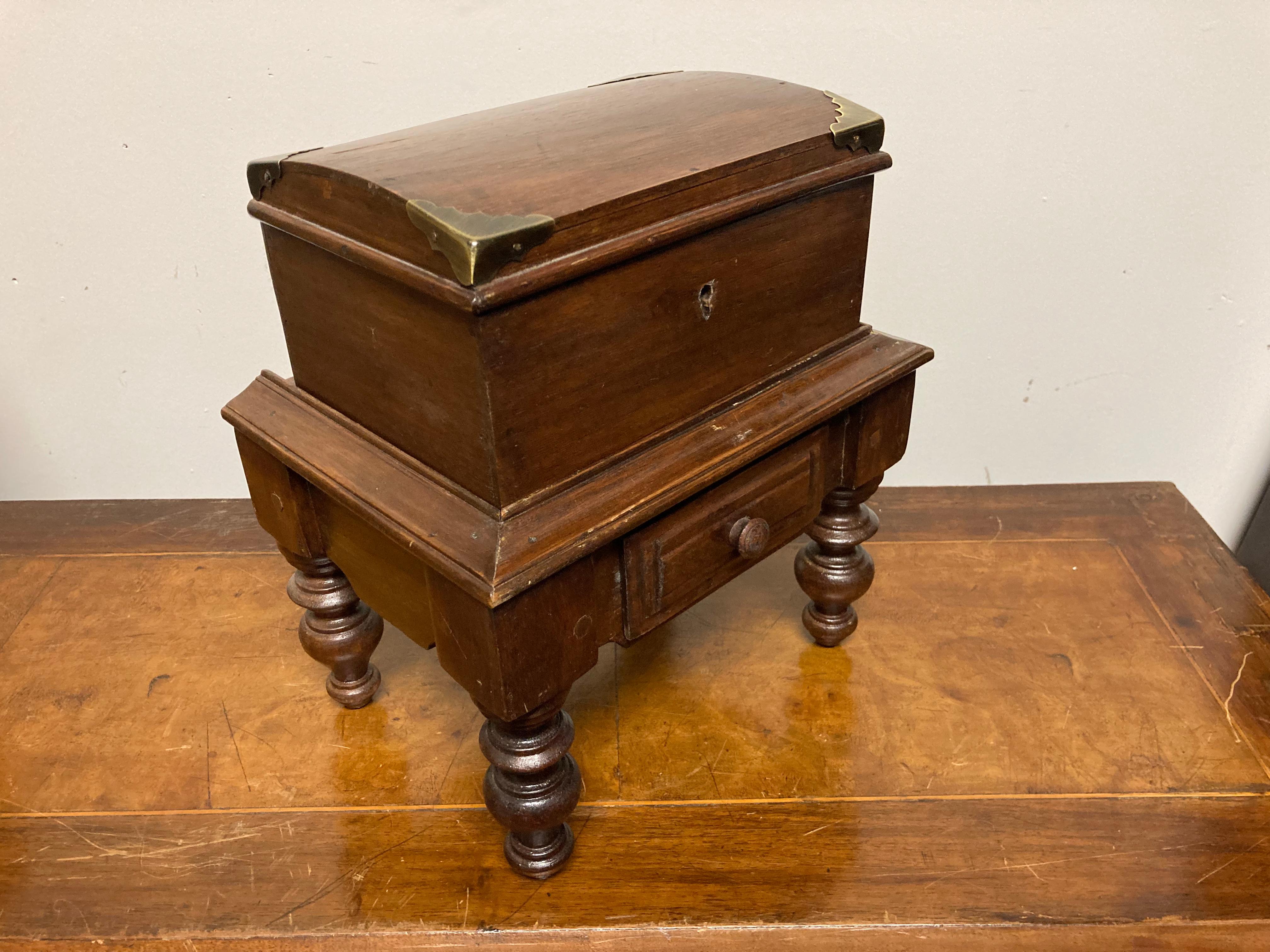 English Mahogany Box on Stand, Early 20th Century For Sale 8
