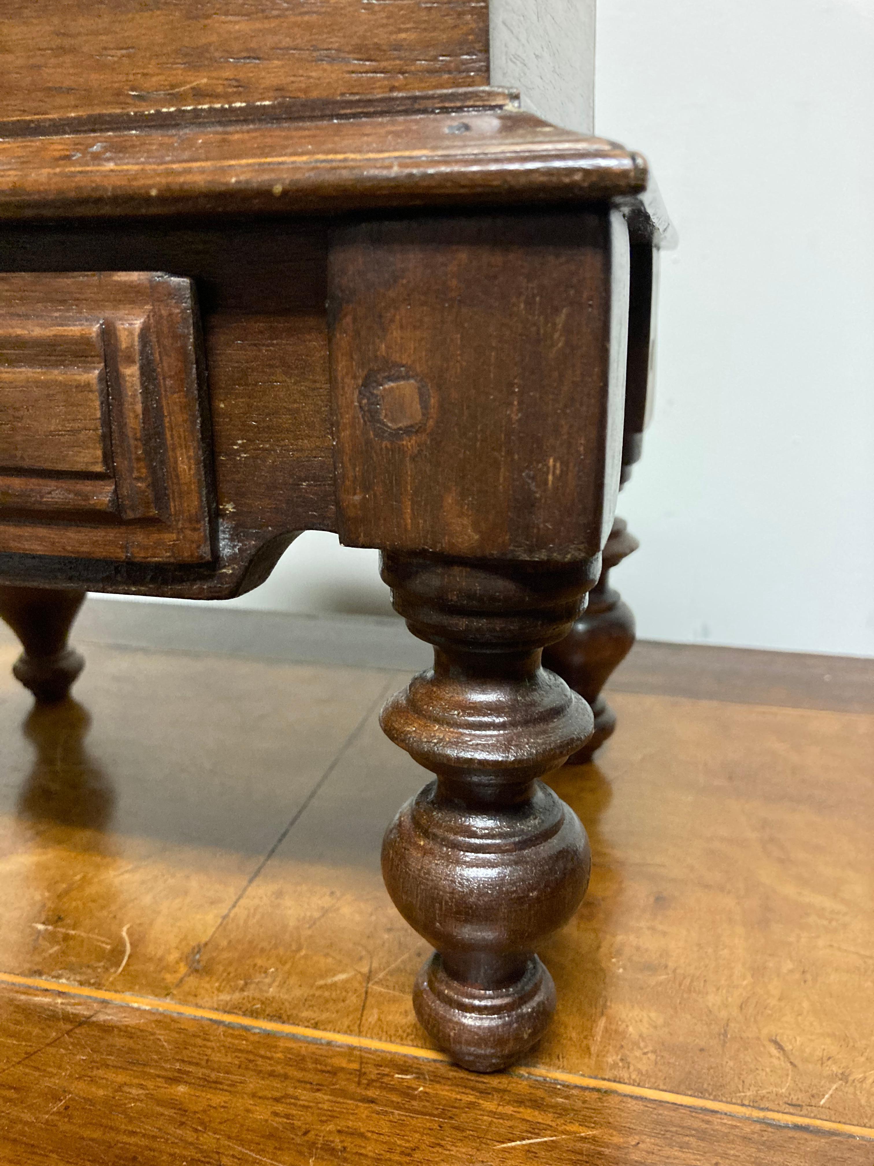 English Mahogany Box on Stand, Early 20th Century In Good Condition For Sale In Stamford, CT
