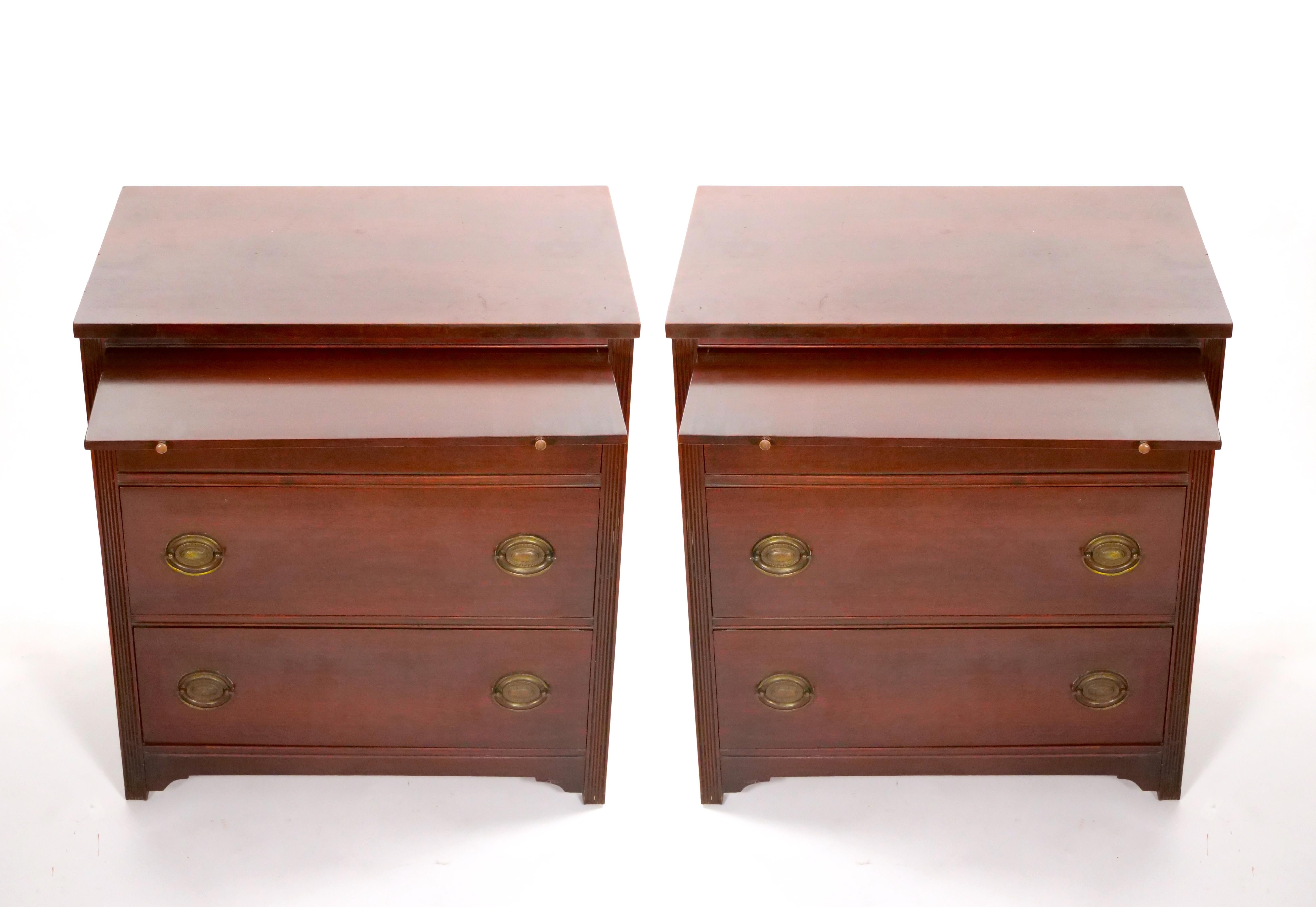 Ti presentiamo una classica coppia di cassapanche in mogano inglese caratterizzata da elementi di design tradizionali e da una lavorazione artigianale di alta qualità. Queste cassapanche versatili si distinguono per i loro piani a fasce incrociate e