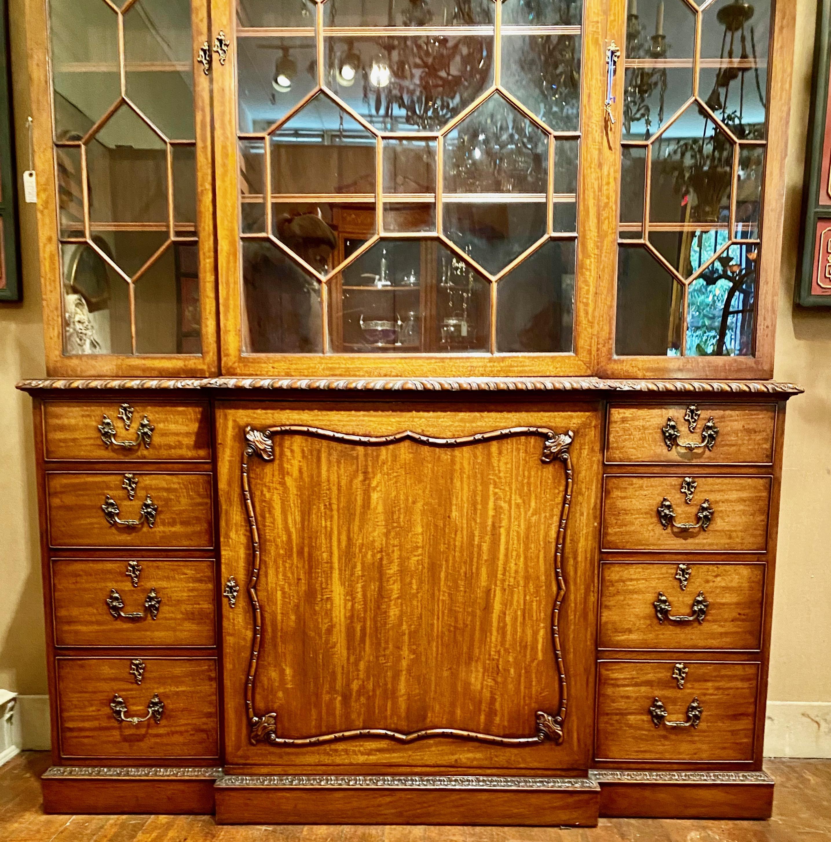 Antique English Georgian Style Mahogany Break Front Bookcase, Circa 1920-1930's. In Good Condition For Sale In New Orleans, LA
