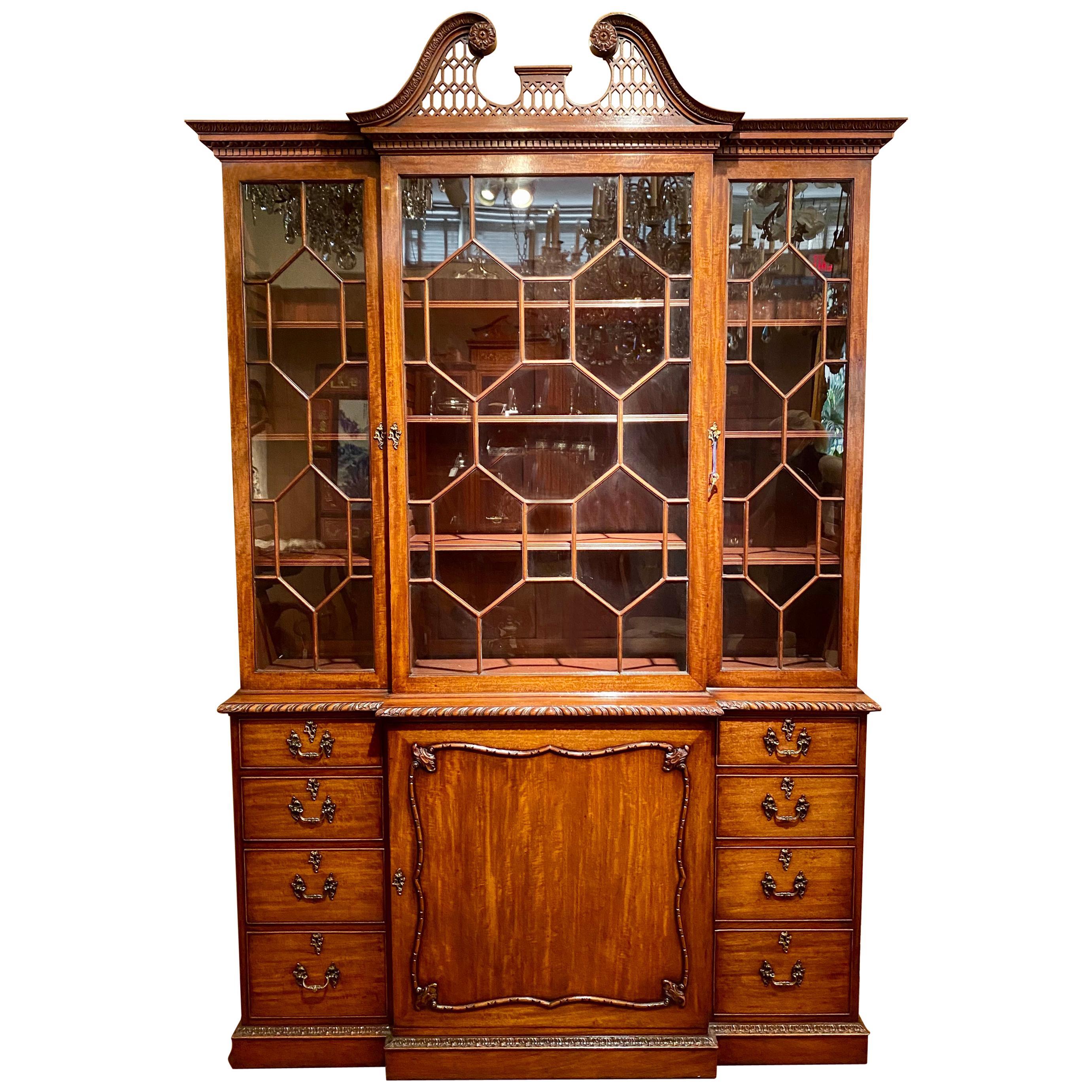 English Mahogany Break Front Bookcase Georgian Style, circa 1920s-1930s