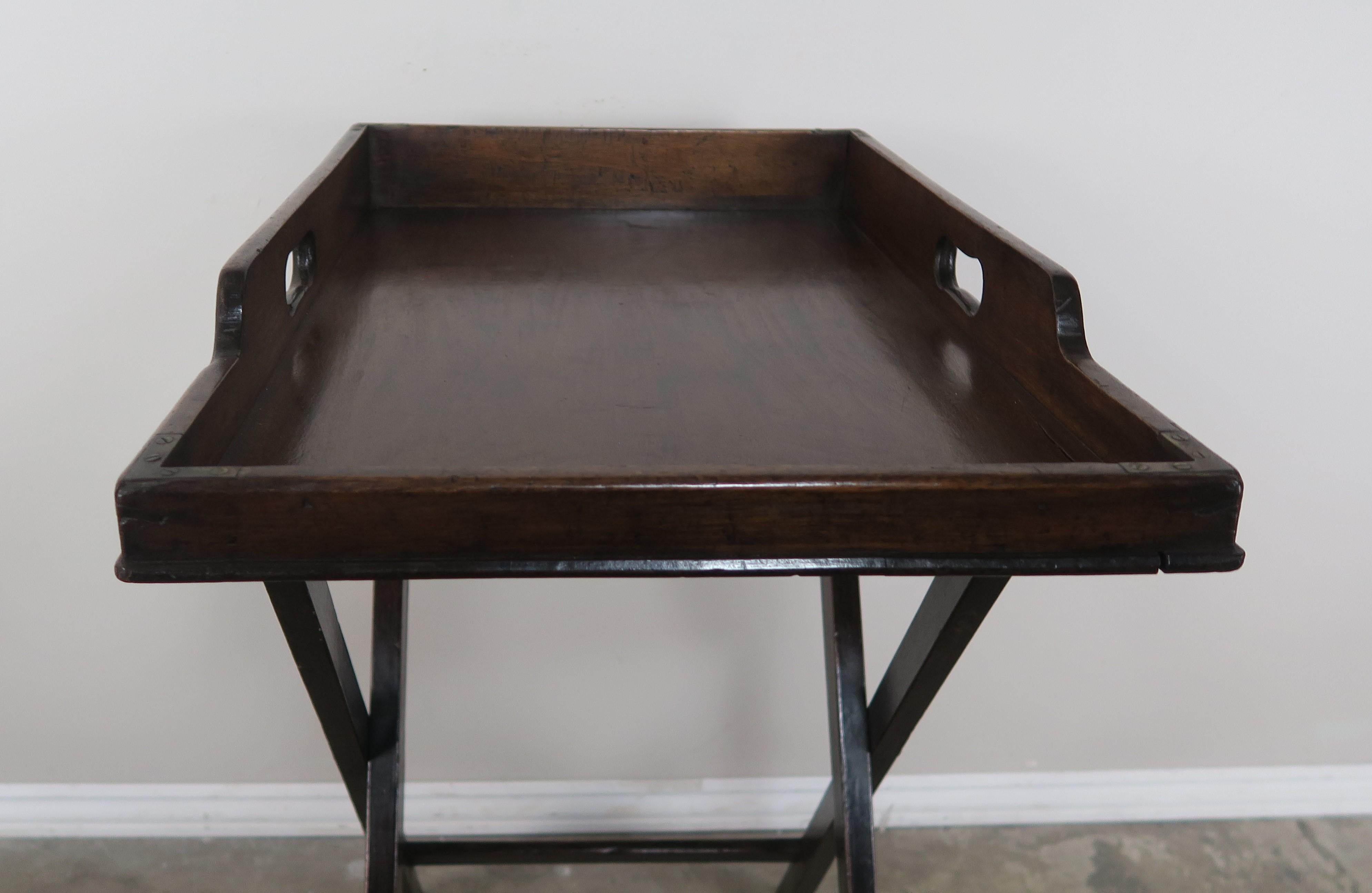 English Mahogany Butler's Tray with Stand, circa 1900s im Zustand „Starke Gebrauchsspuren“ in Los Angeles, CA