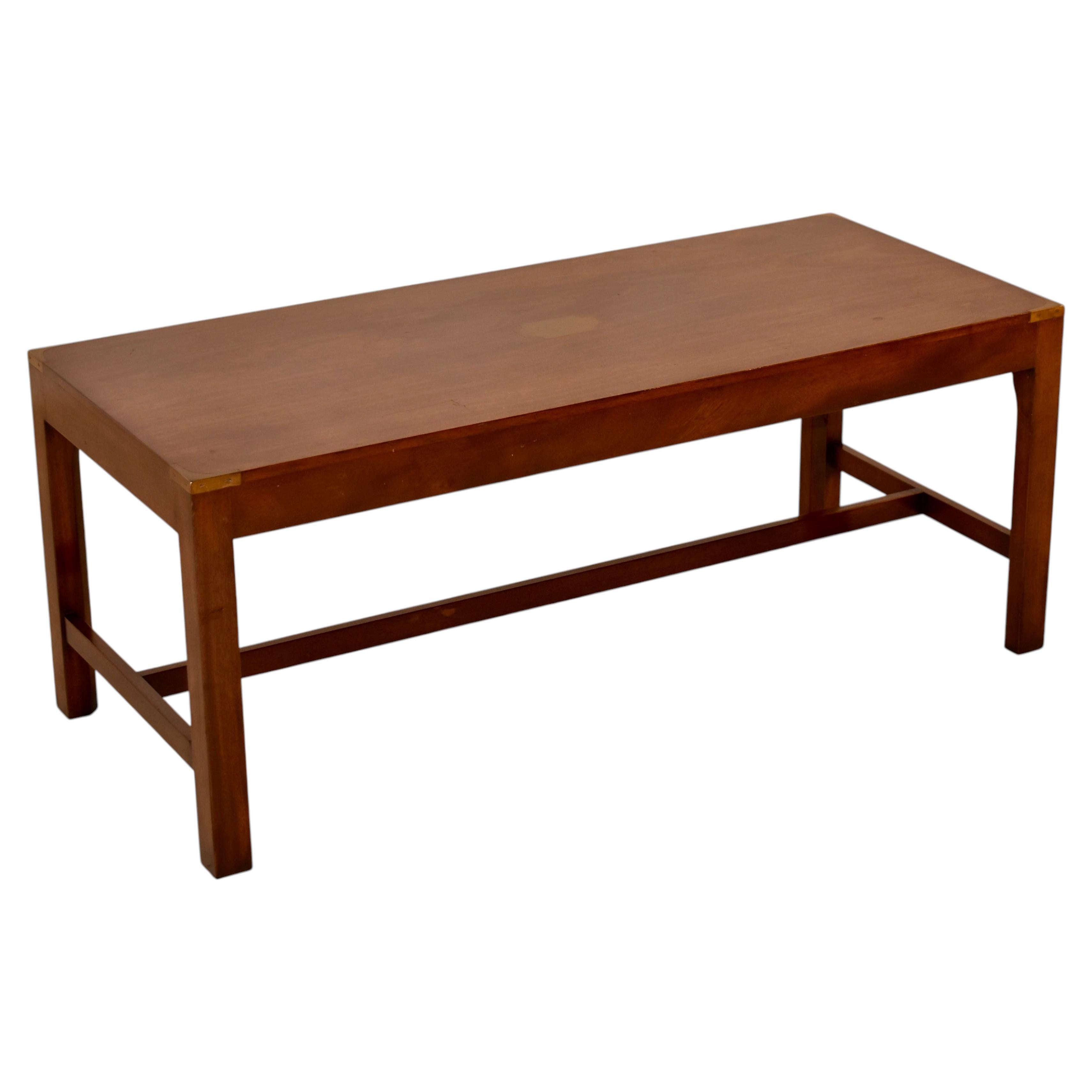 Mesa de centro de campaña de caoba inglesa, de alrededor de 1960 en venta