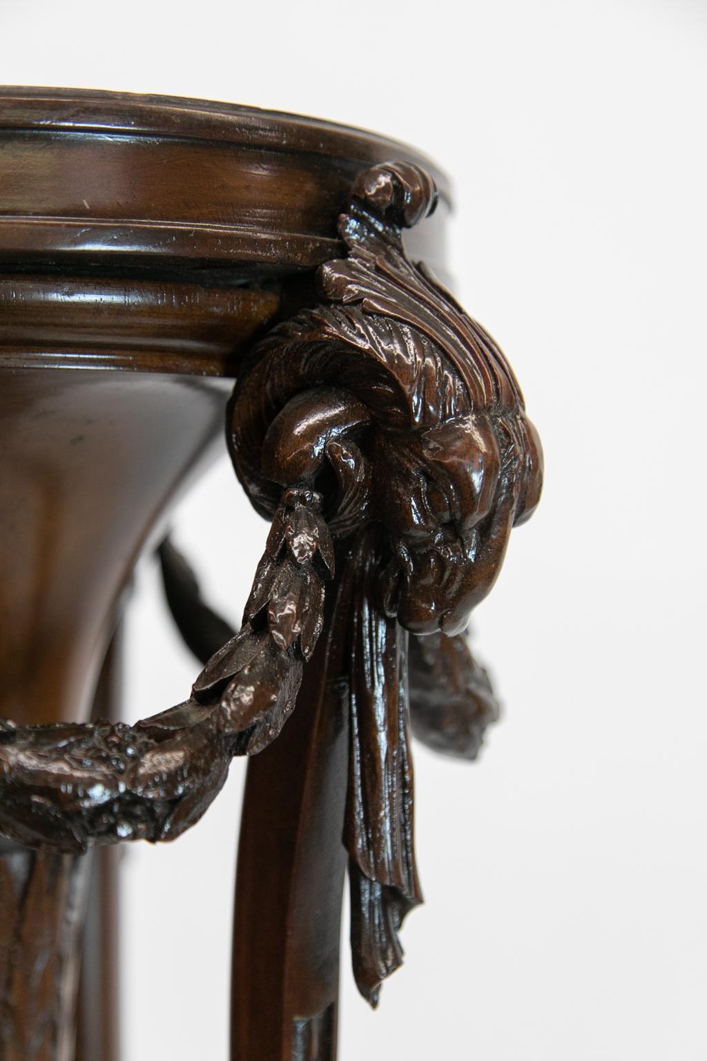 English Mahogany Carved Fern Stand In Good Condition For Sale In Wilson, NC