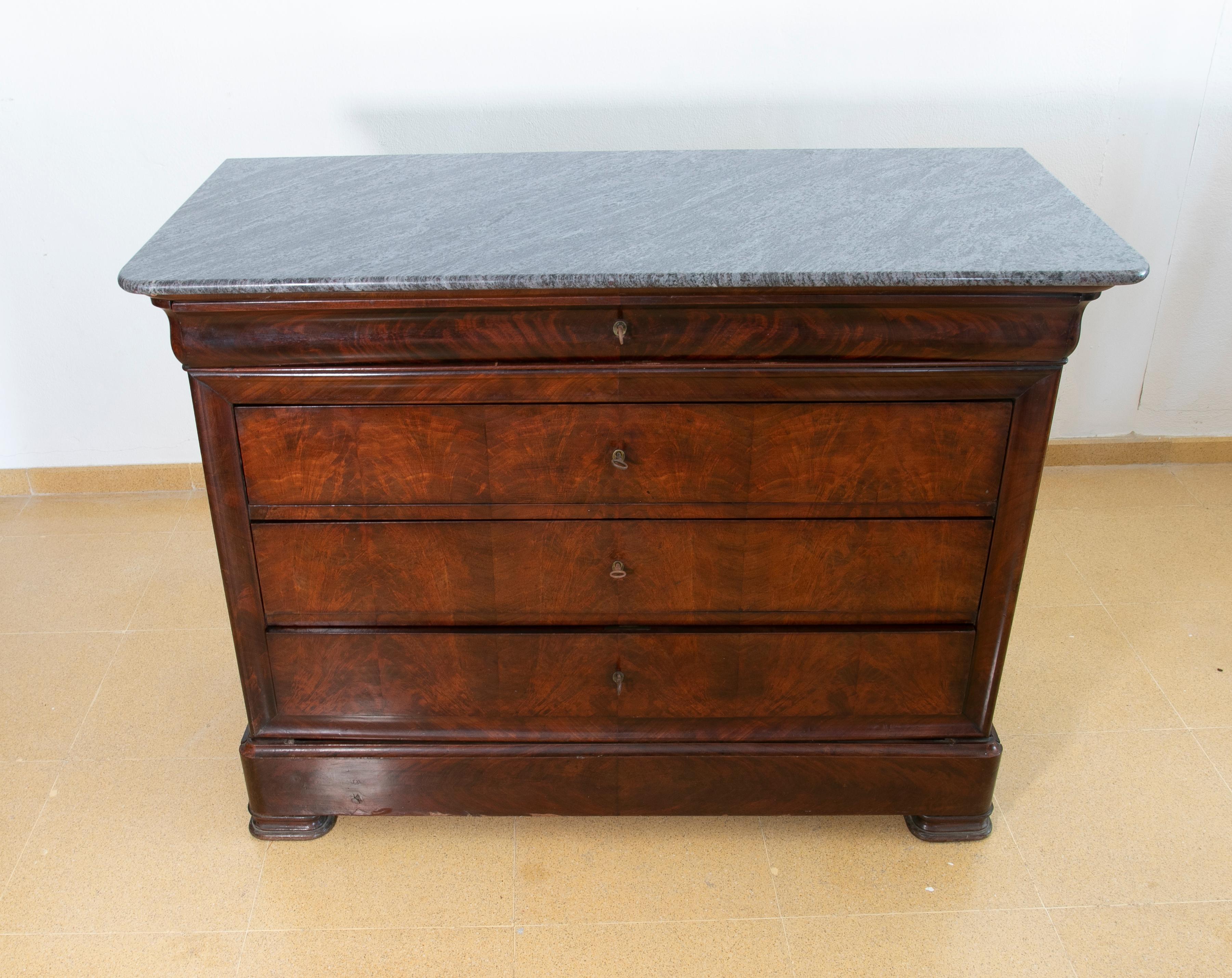 English Mahogany Chest of Drawers with Four Drawers and Marble Top In Good Condition For Sale In Marbella, ES