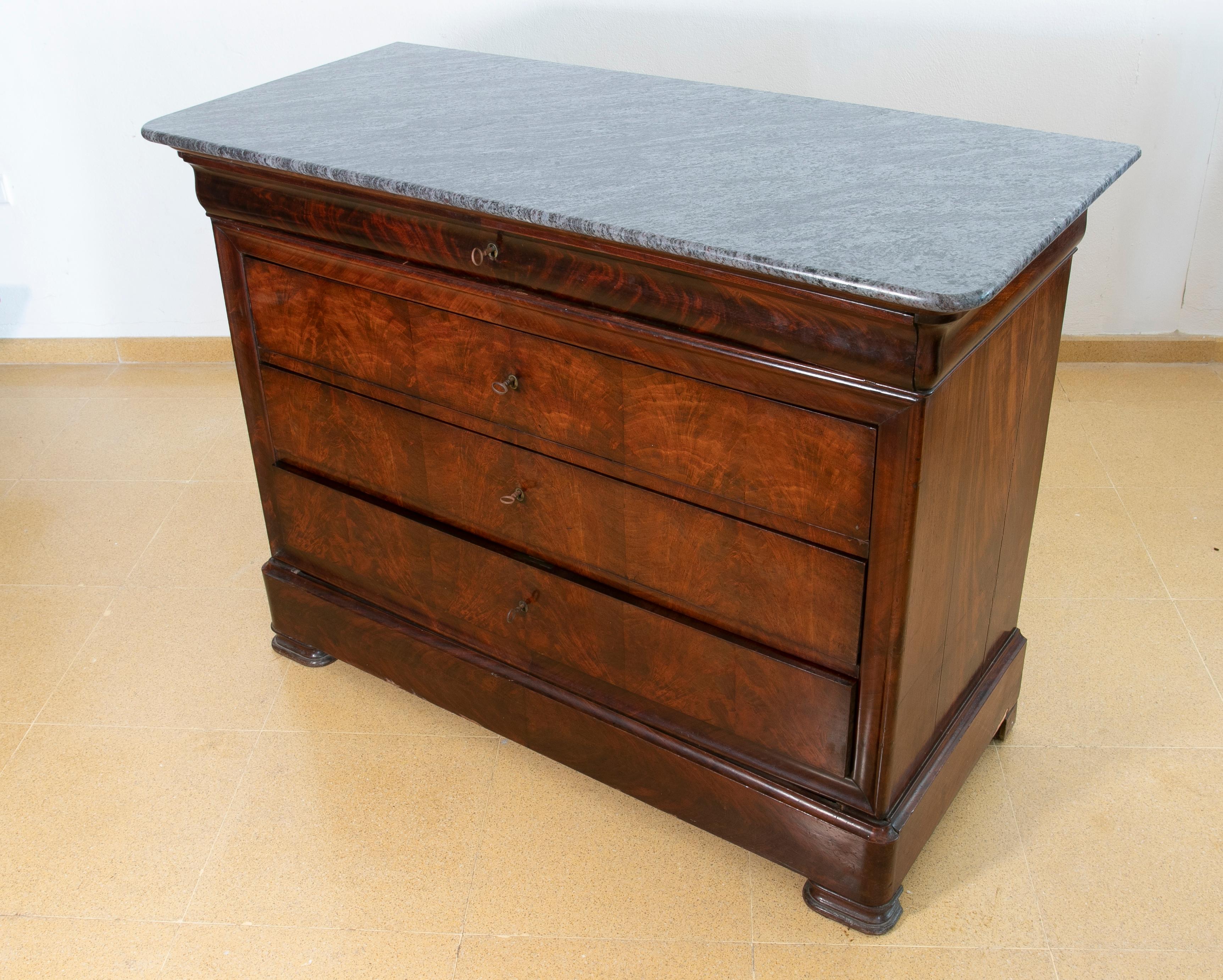 19th Century English Mahogany Chest of Drawers with Four Drawers and Marble Top For Sale