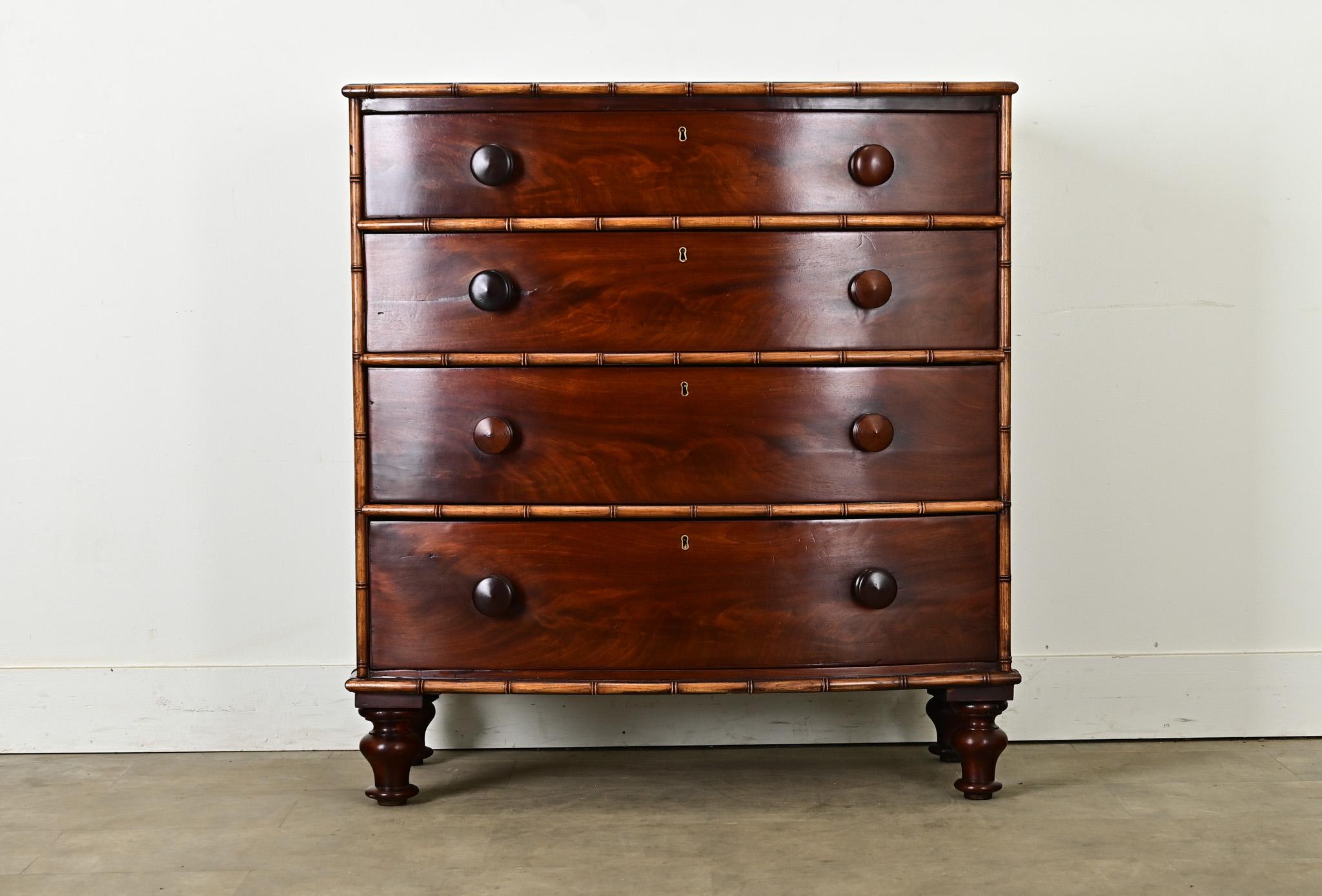 Un'intramontabile cassapanca inglese con fronte ad arco, realizzata in mogano nel periodo della Reggenza. La superficie superiore è ricavata da un'unica tavola e delimitata da un bordo di finto bambù intagliato in Oak. Il mogano dalla ricca venatura