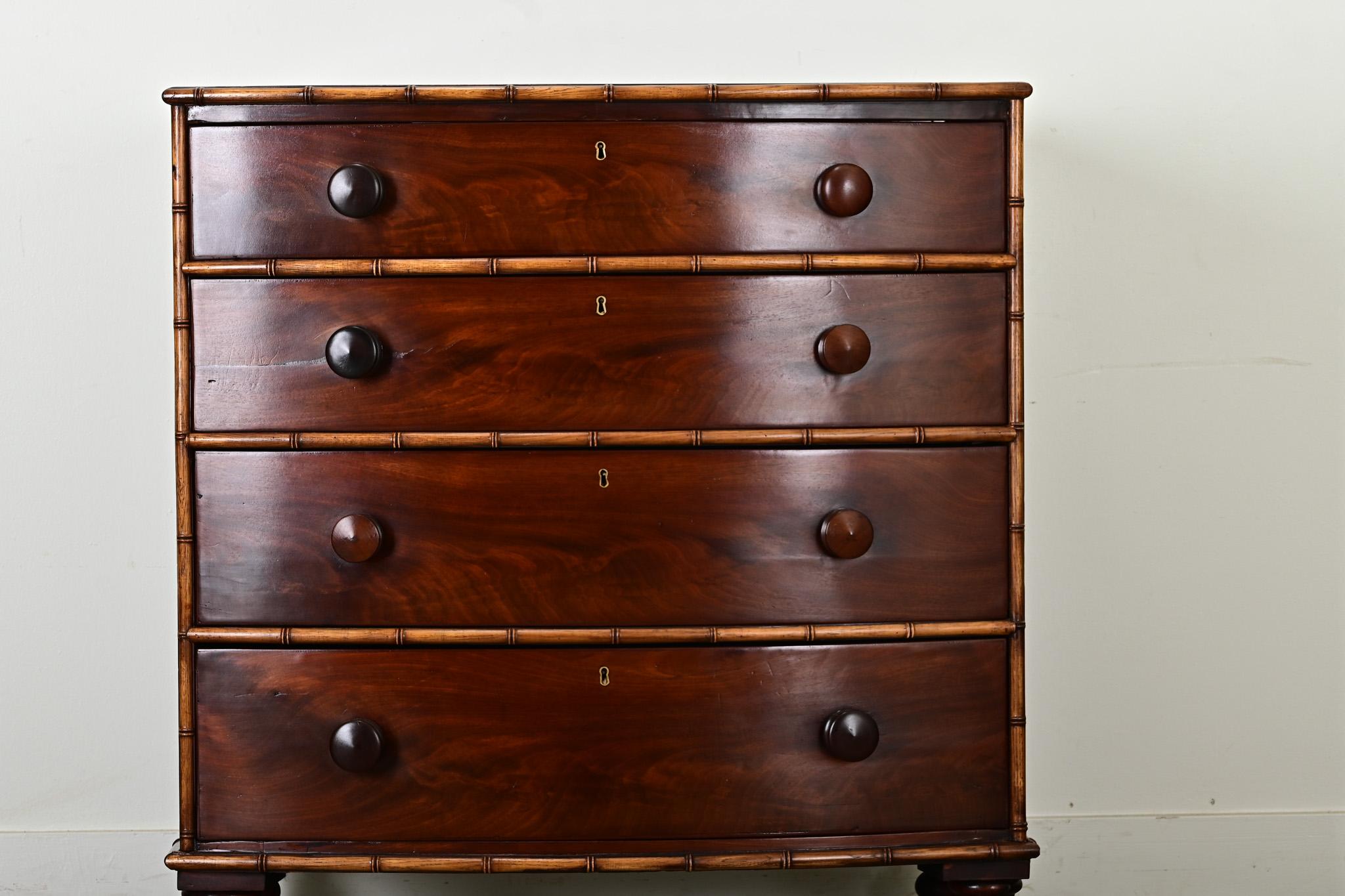 Regency Cassapanca inglese in mogano con finiture in finto bambù in vendita