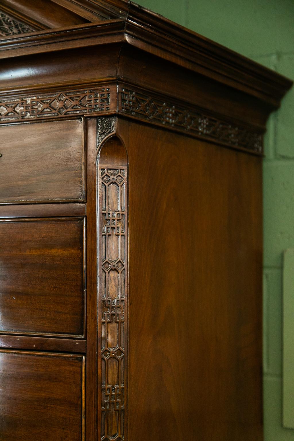 English Mahogany Chippendale Chest on Chest In Good Condition For Sale In Wilson, NC