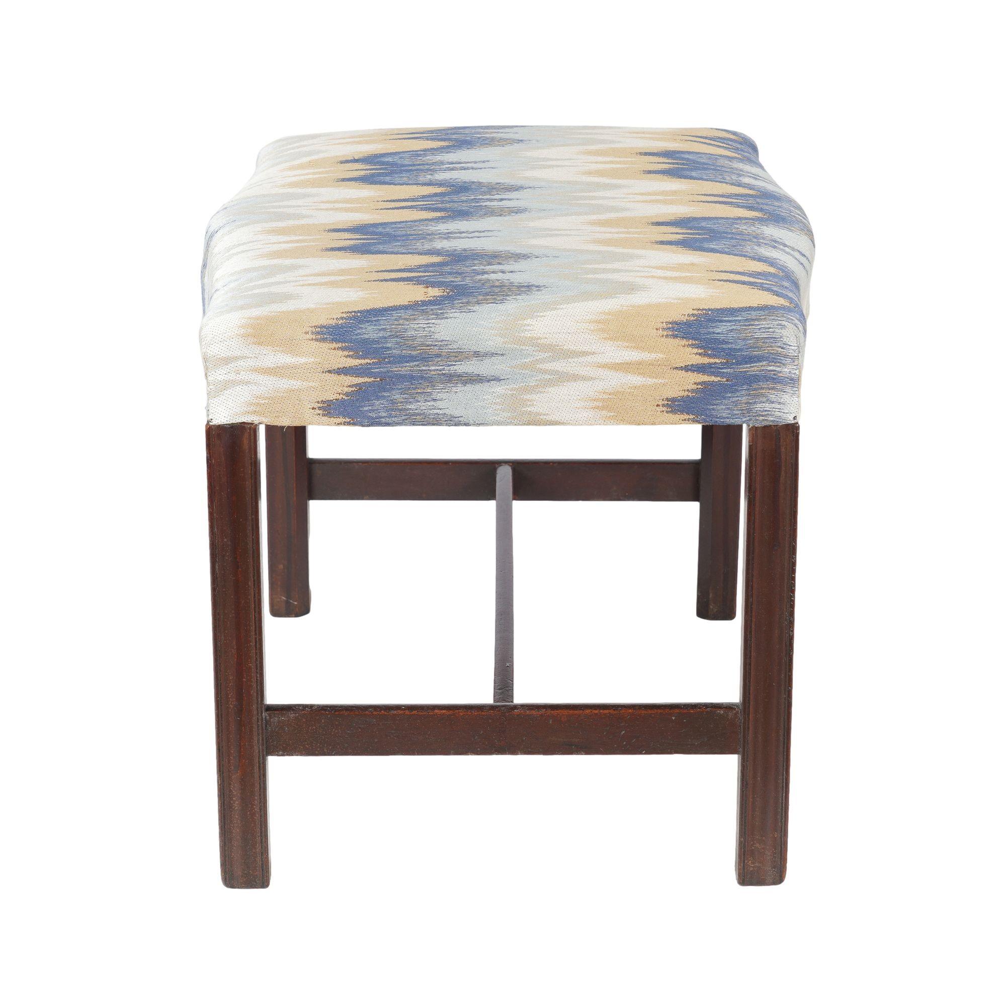 Englischer Chippendale-Hocker aus Mahagoni, um 1760 (Britisch) im Angebot