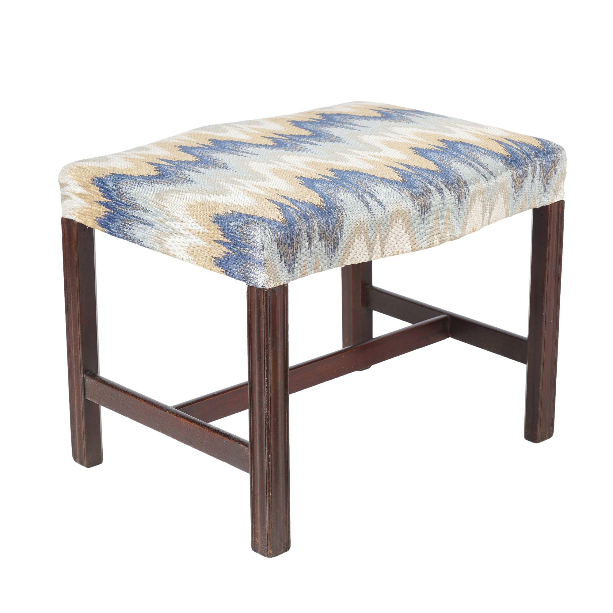 Englischer Chippendale-Hocker aus Mahagoni, um 1760 im Zustand „Gut“ im Angebot in Kenilworth, IL