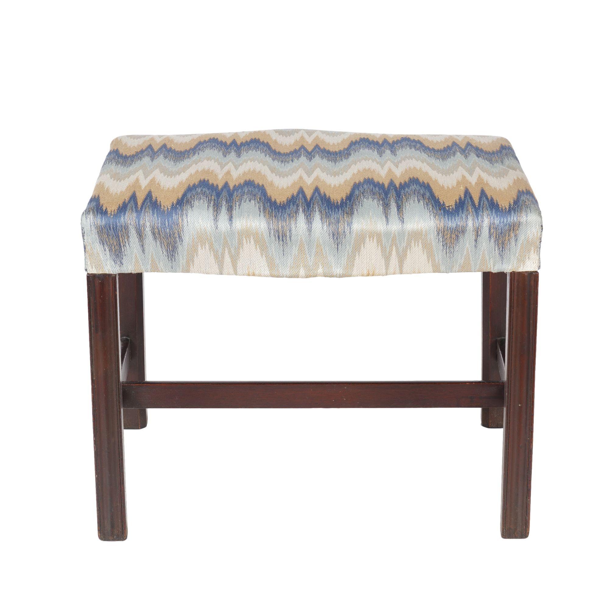 Englischer Chippendale-Hocker aus Mahagoni, um 1760 (18. Jahrhundert) im Angebot