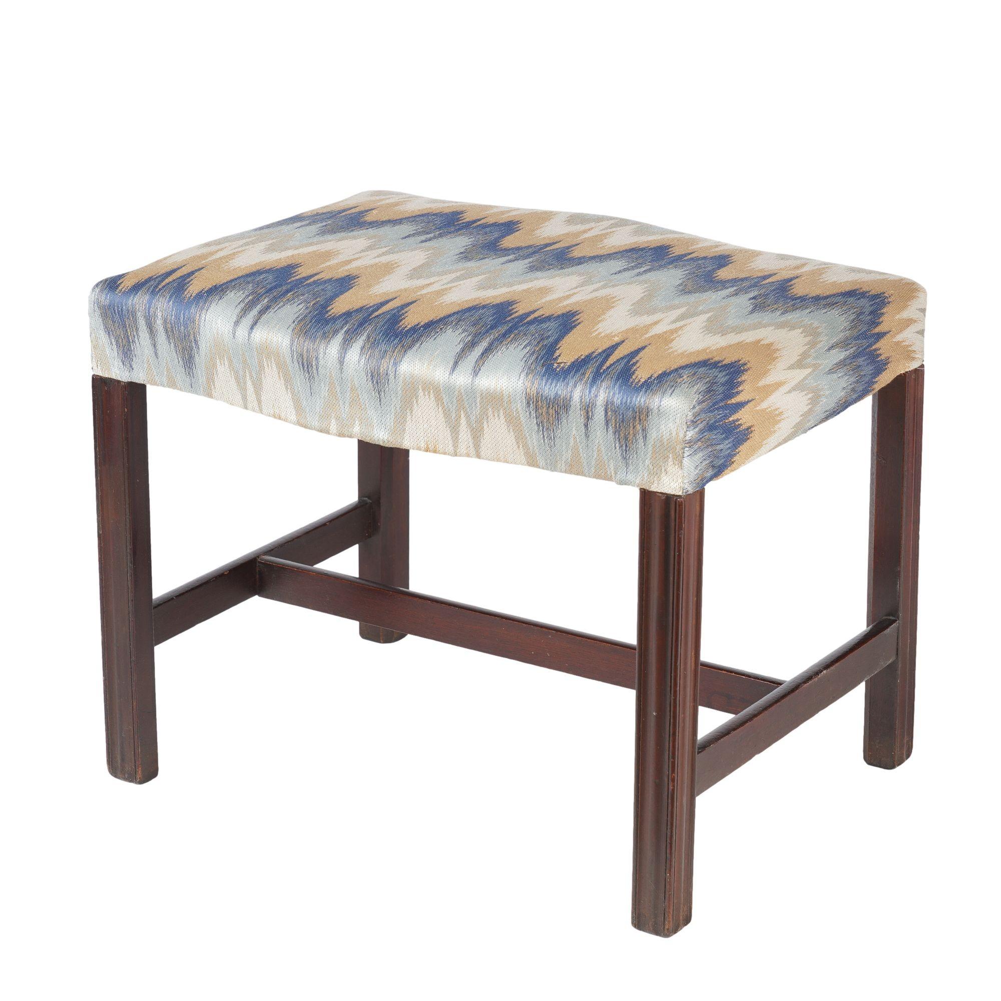 Englischer Chippendale-Hocker aus Mahagoni, um 1760 (Polster) im Angebot