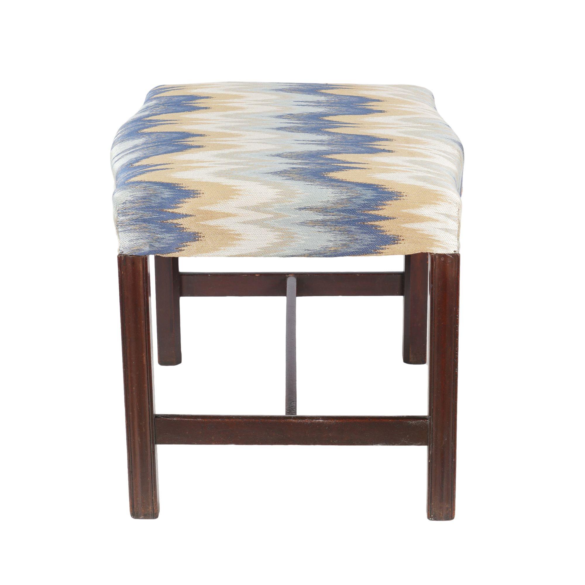Englischer Chippendale-Hocker aus Mahagoni, um 1760 im Angebot 1