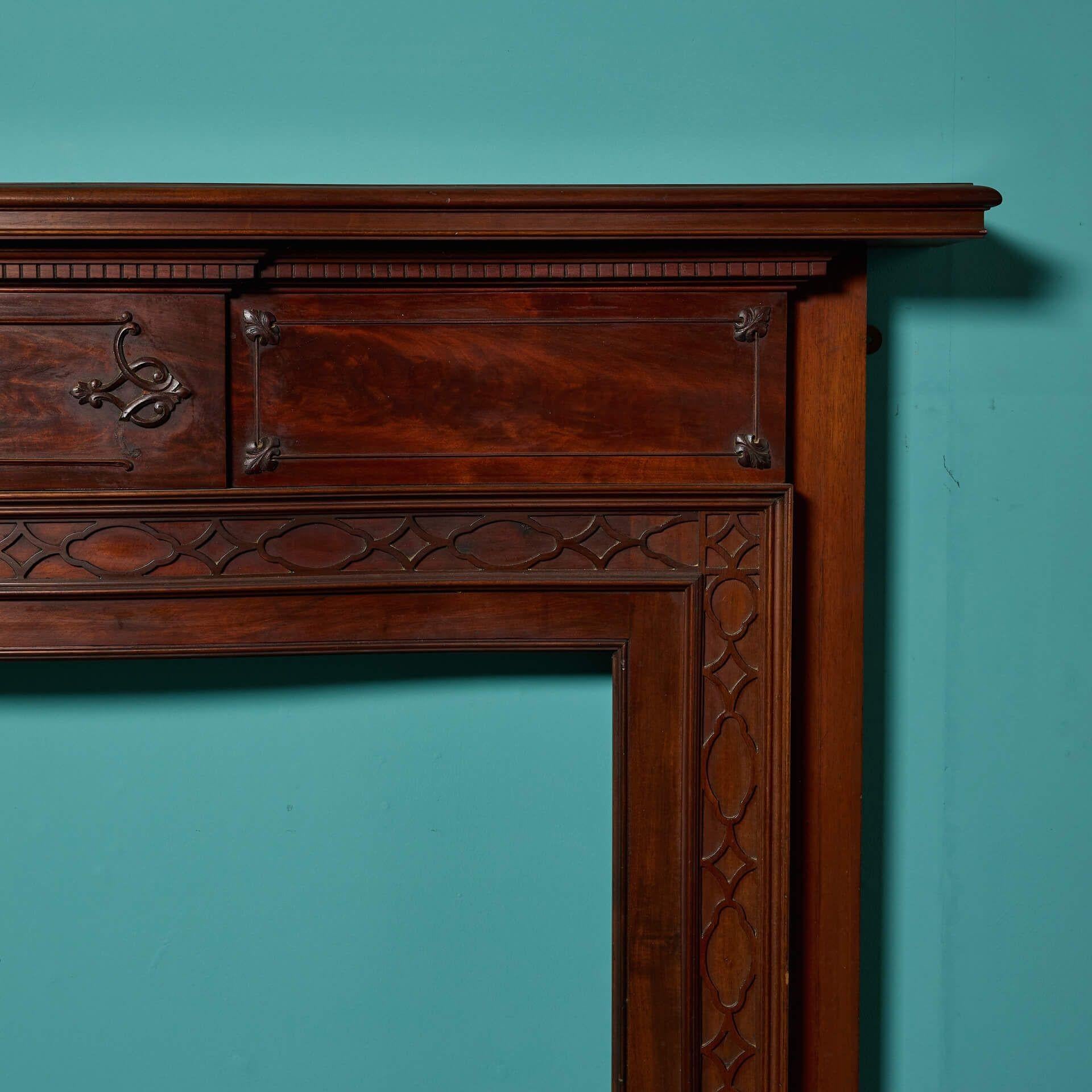 Georgien Cheminée anglaise en acajou de style Chippendale en vente