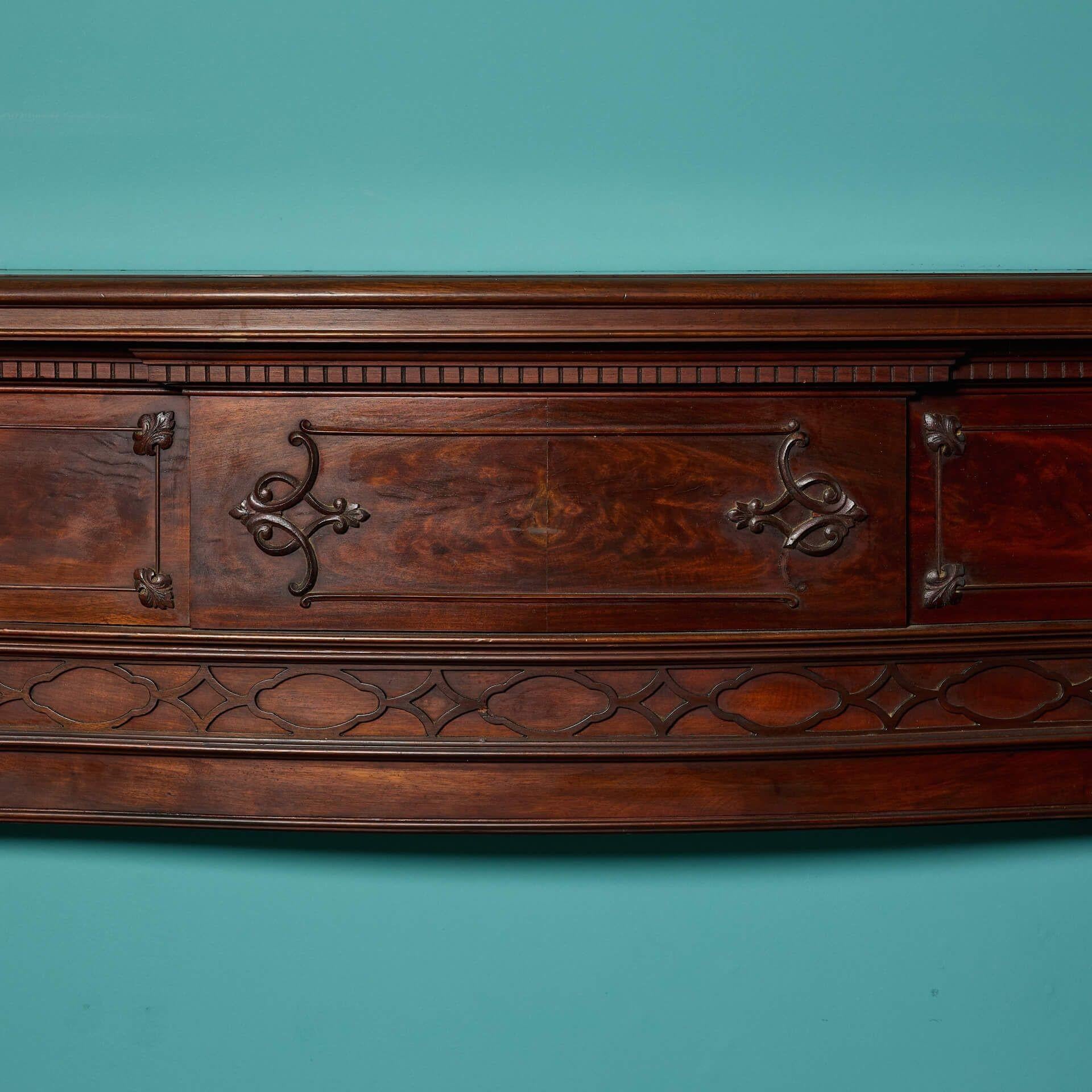 Anglais Cheminée anglaise en acajou de style Chippendale en vente