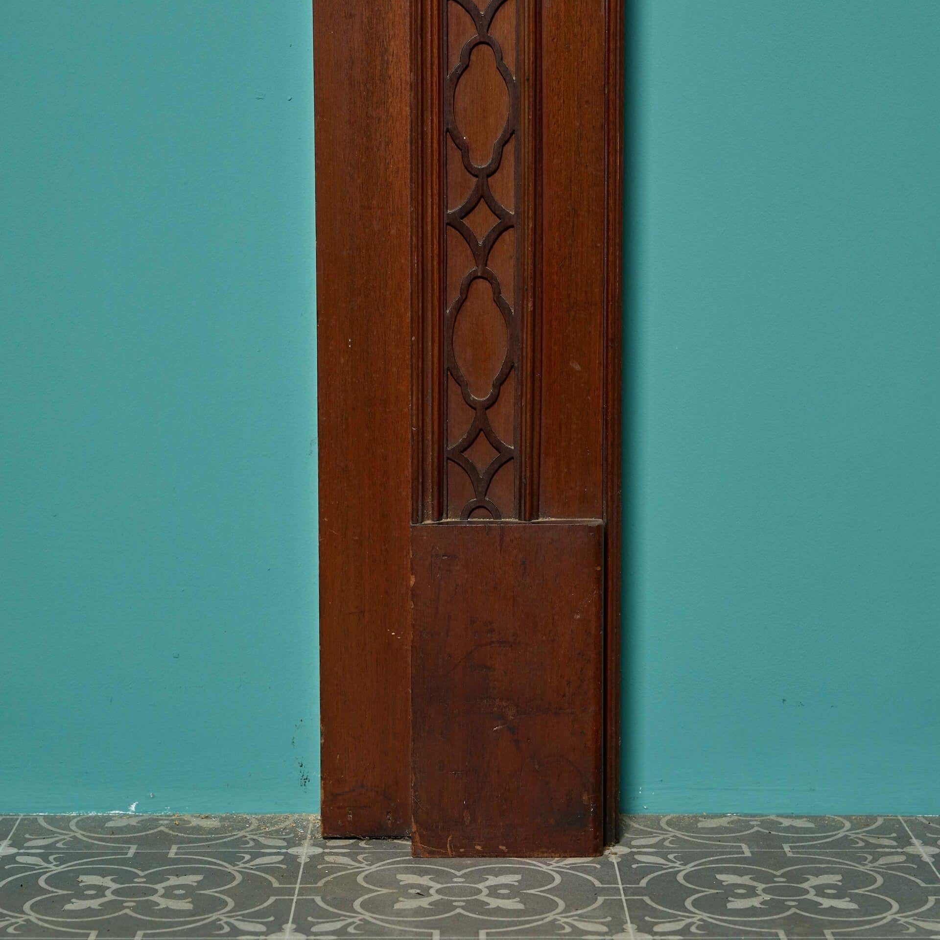 XIXe siècle Cheminée anglaise en acajou de style Chippendale en vente