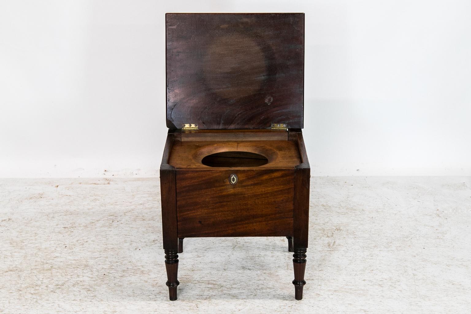 English Mahogany Commode In Good Condition In Wilson, NC