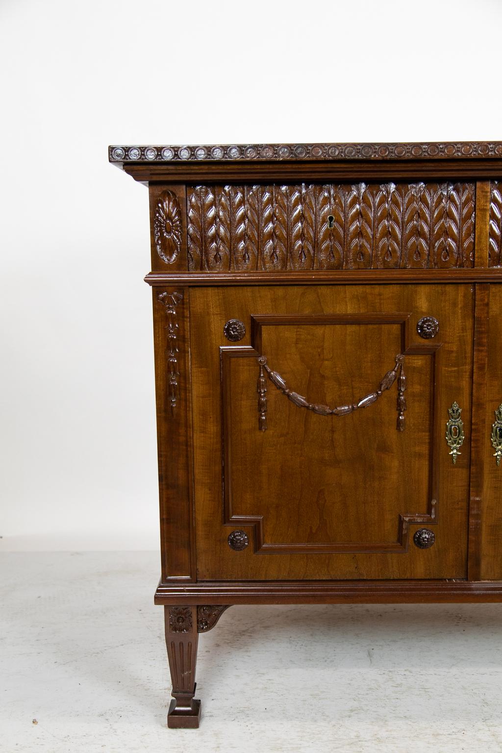 Early 20th Century English Mahogany Console Cabinet For Sale