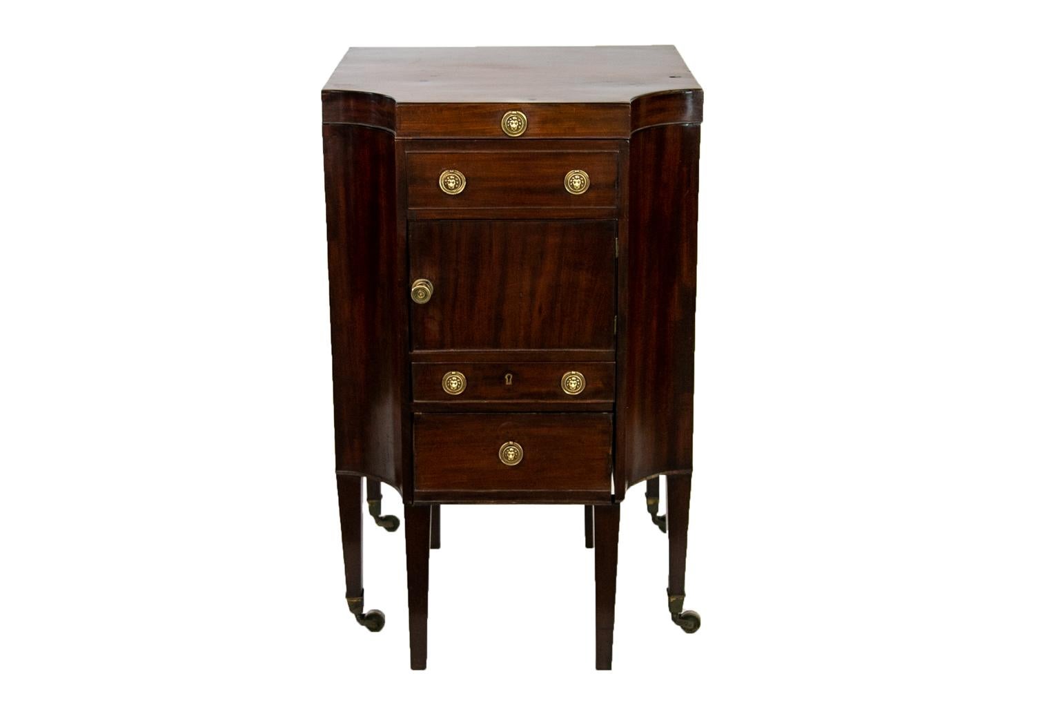 Early 19th Century English Mahogany Dressing Table For Sale
