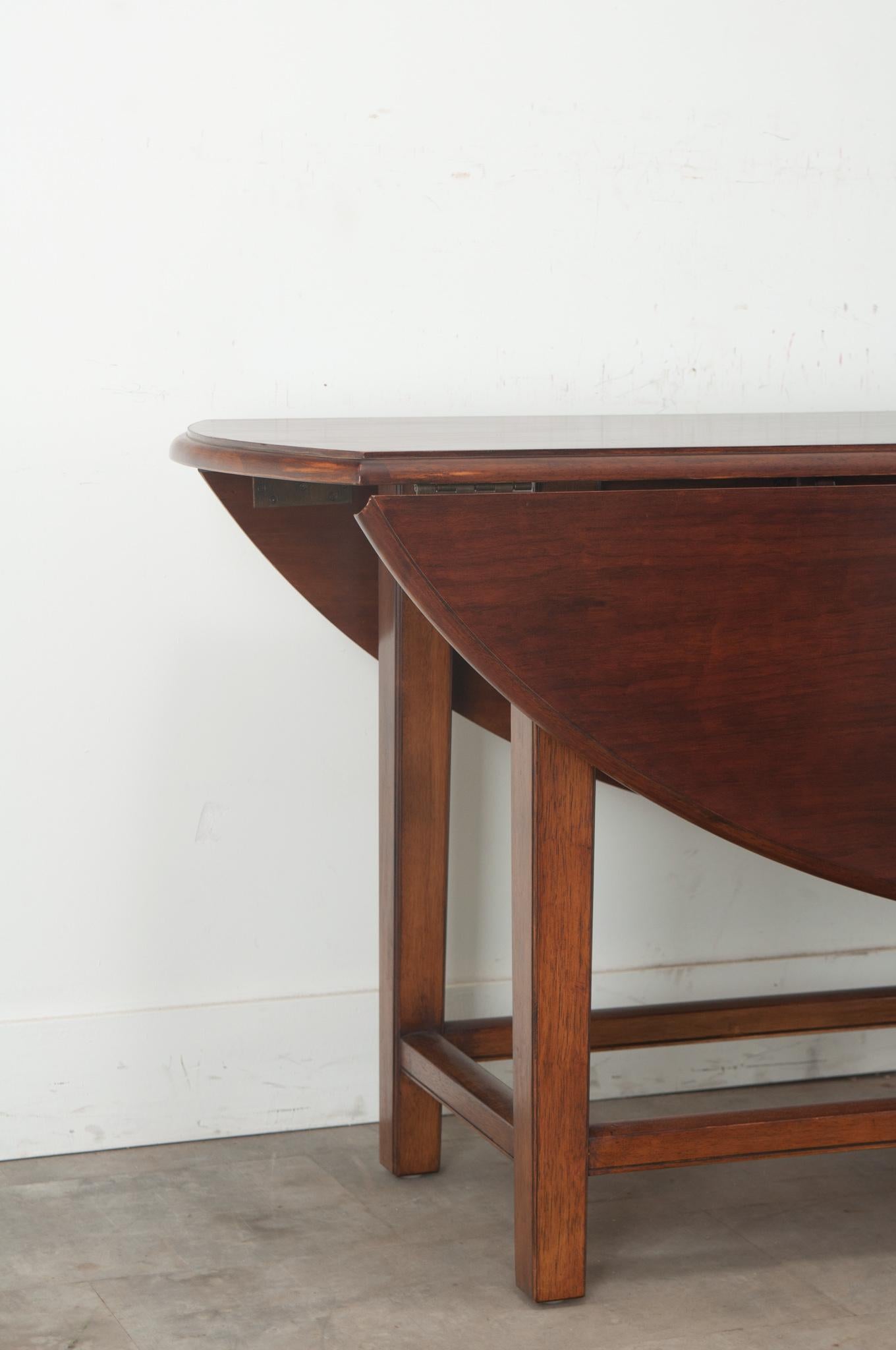 English Mahogany Drop Leaf Oval Dining Table In Good Condition For Sale In Baton Rouge, LA