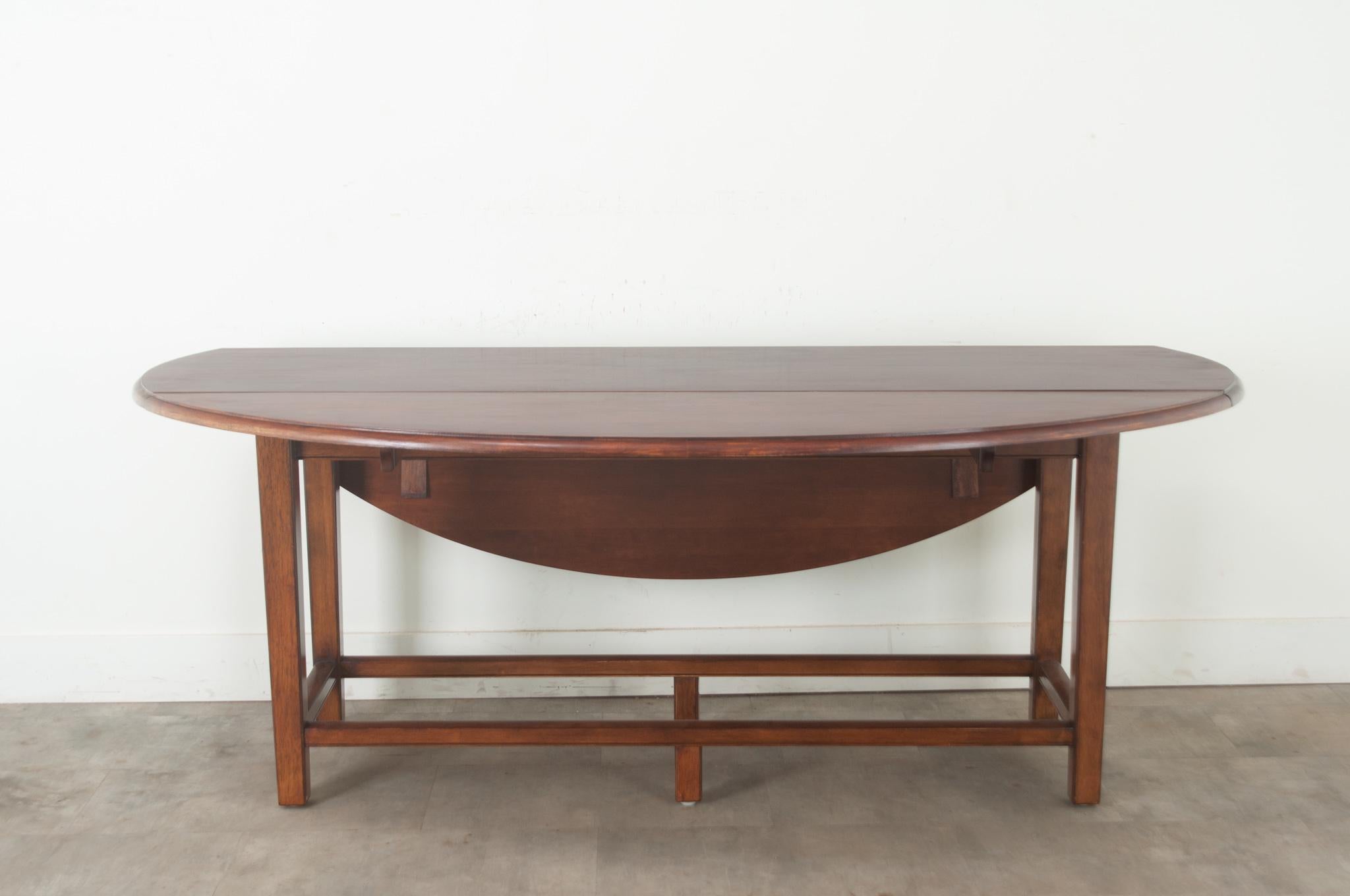 20th Century English Mahogany Drop Leaf Oval Dining Table For Sale