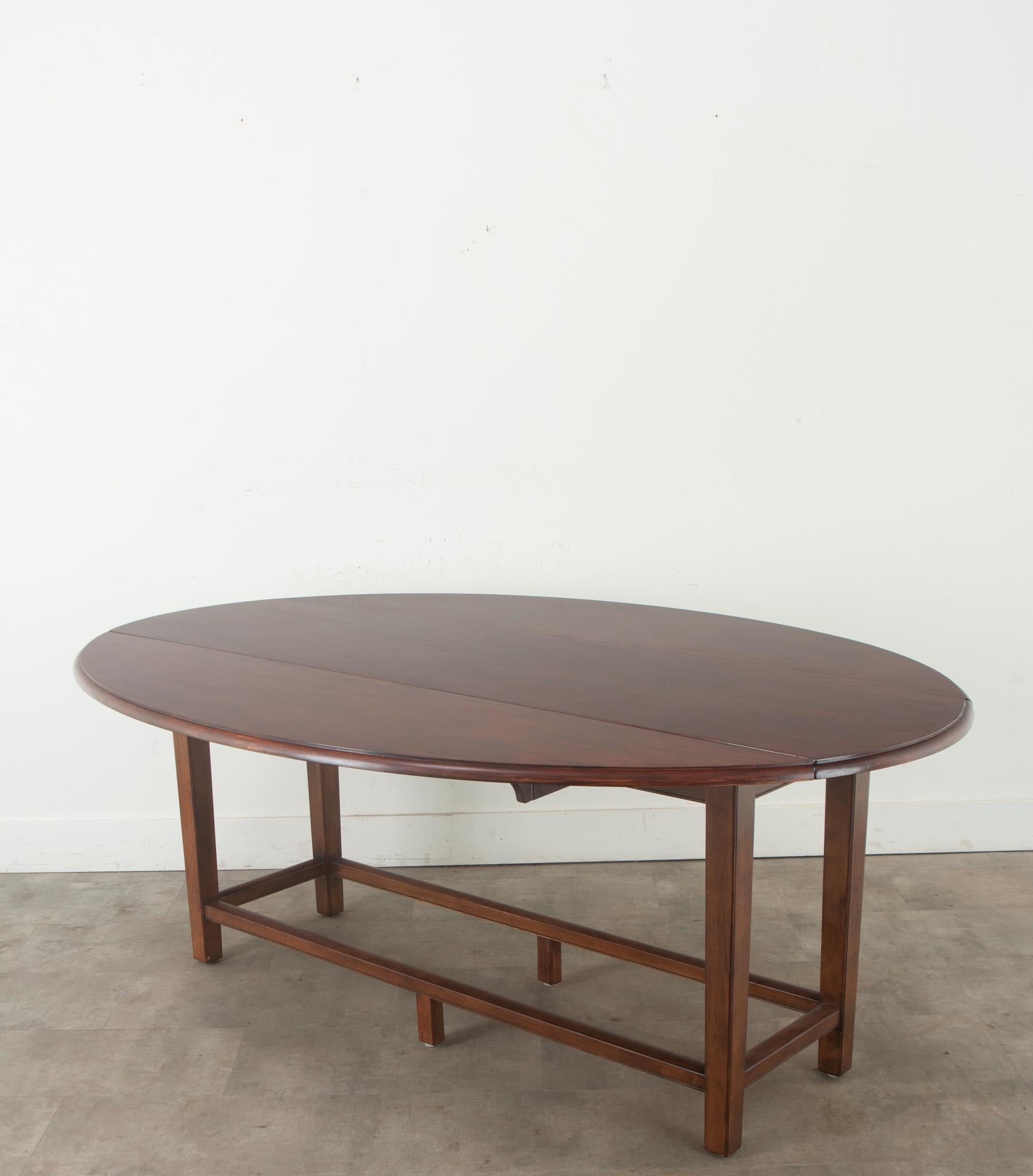 English Mahogany Drop Leaf Oval Dining Table For Sale 1