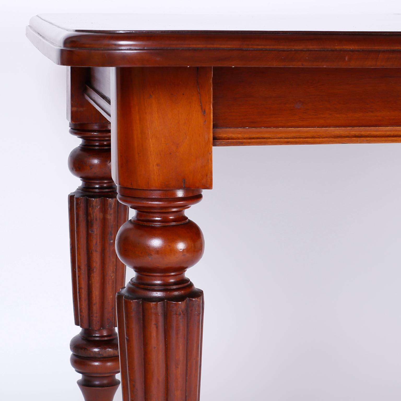 English Mahogany Extendable Dining Table In Excellent Condition In Palm Beach, FL