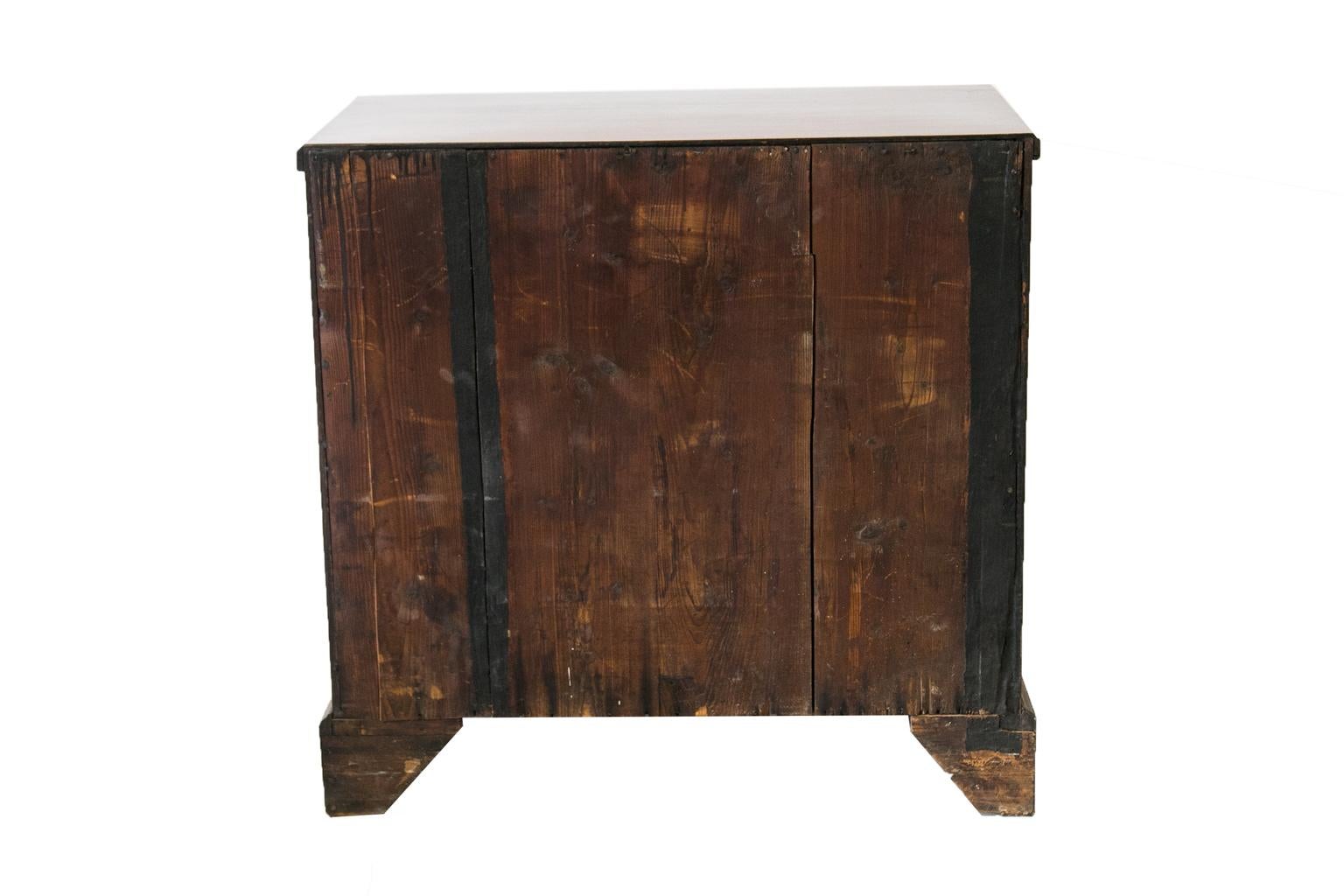 English Mahogany Five-Drawer George III Chest For Sale 5