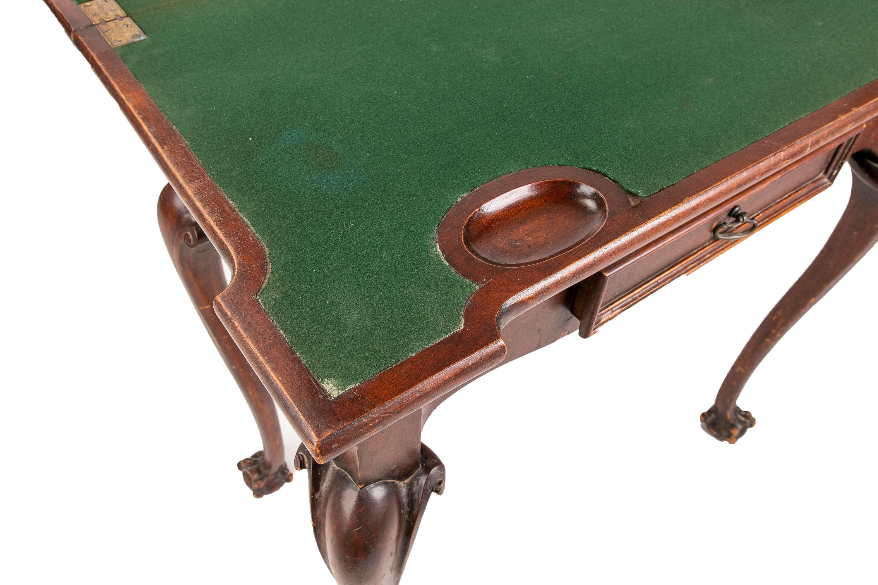 English Mahogany Game Table with Claw-Foot  In Good Condition For Sale In Marbella, ES