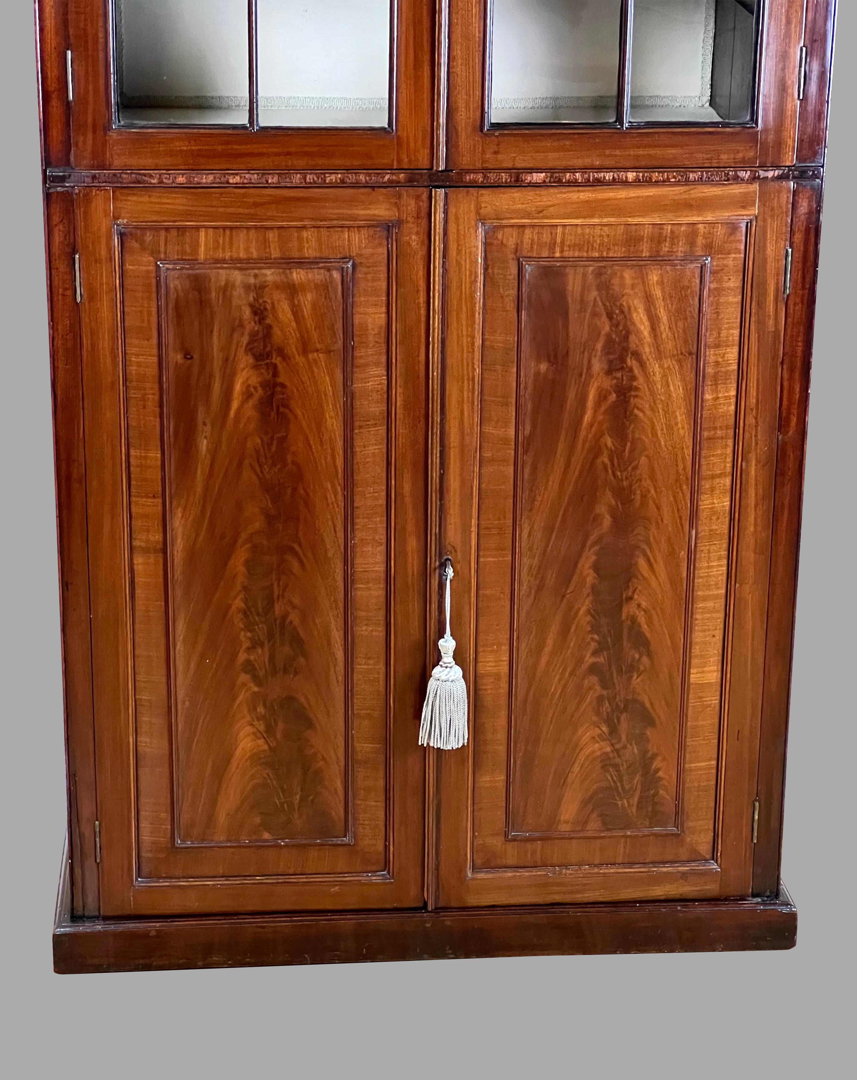 Englisches Mahagoni-Bücherregal aus der späten georgianischen Periode mit glasierten Türen im Zustand „Gut“ im Angebot in San Francisco, CA