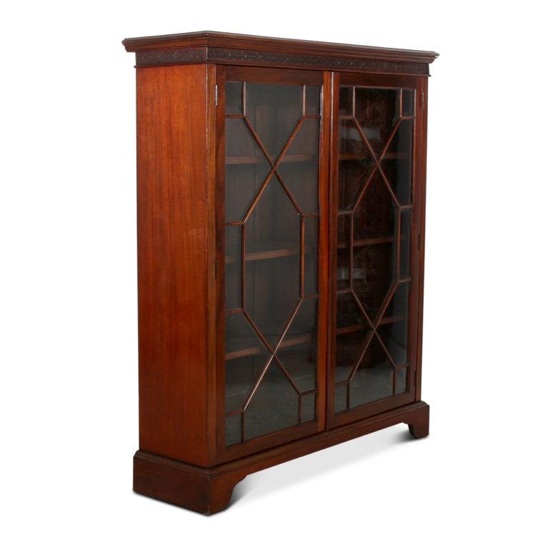 English Mahogany Georgian-Revival Bookcase In Good Condition In Vancouver, British Columbia