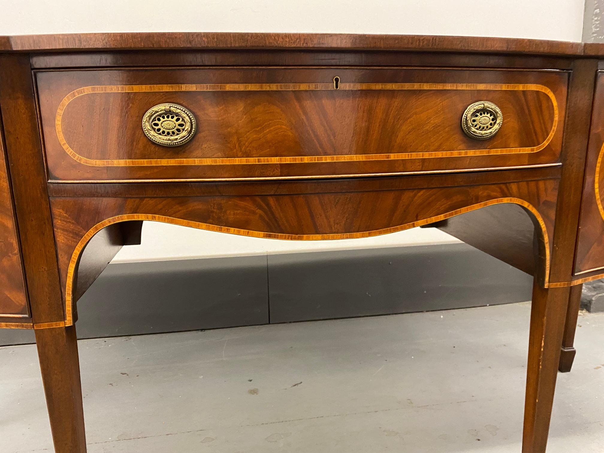 English Mahogany Georgian Style Serpentine Front Figured Side Board In Good Condition In Montreal, QC
