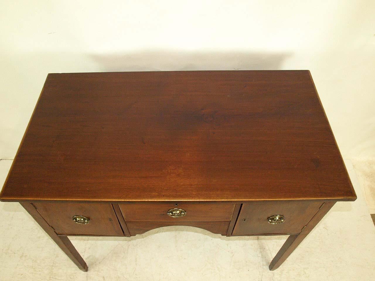 English Mahogany Hepplewhite Server In Good Condition For Sale In Wilson, NC