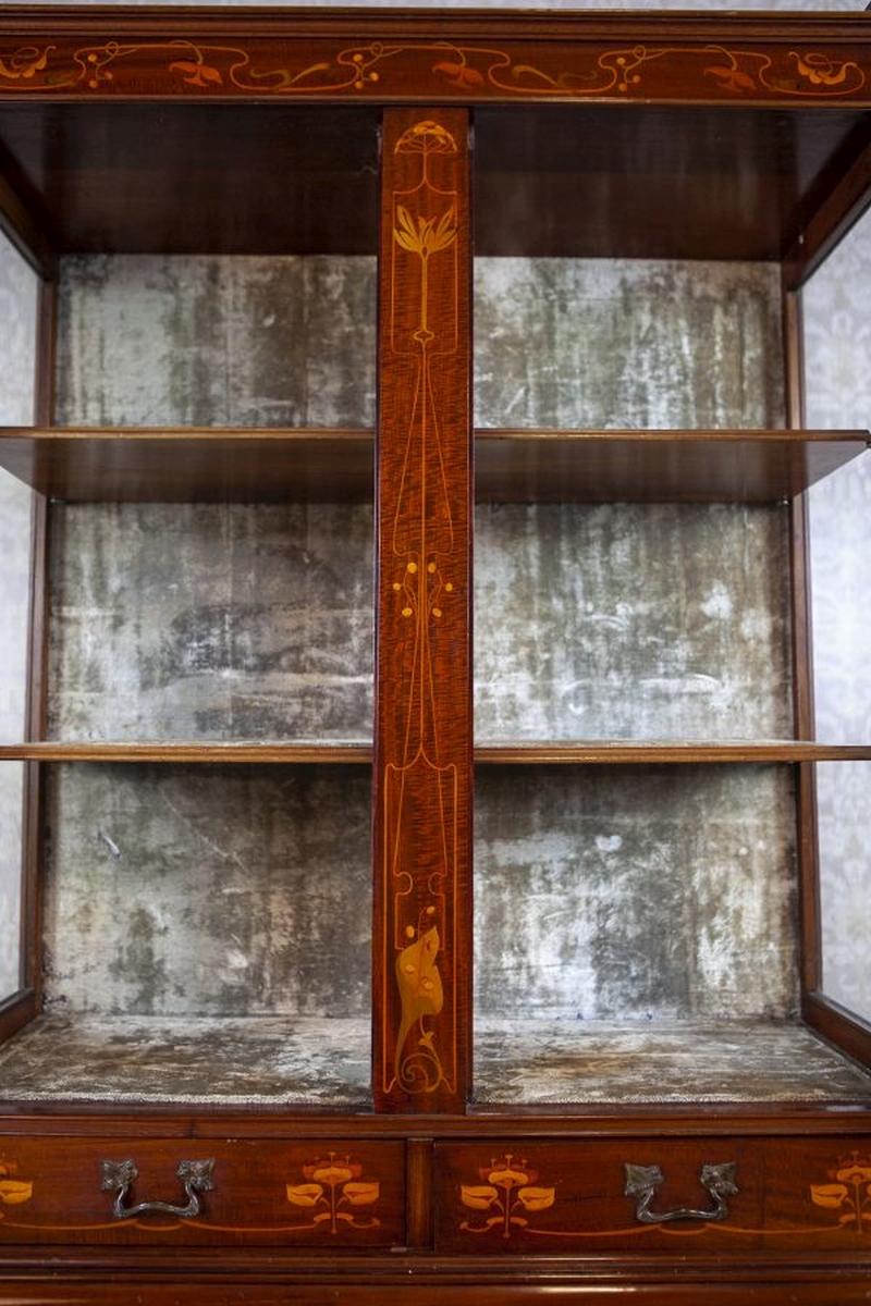 English Inlaid Mahogany Display Cabinet From the 19th Century For Sale 6