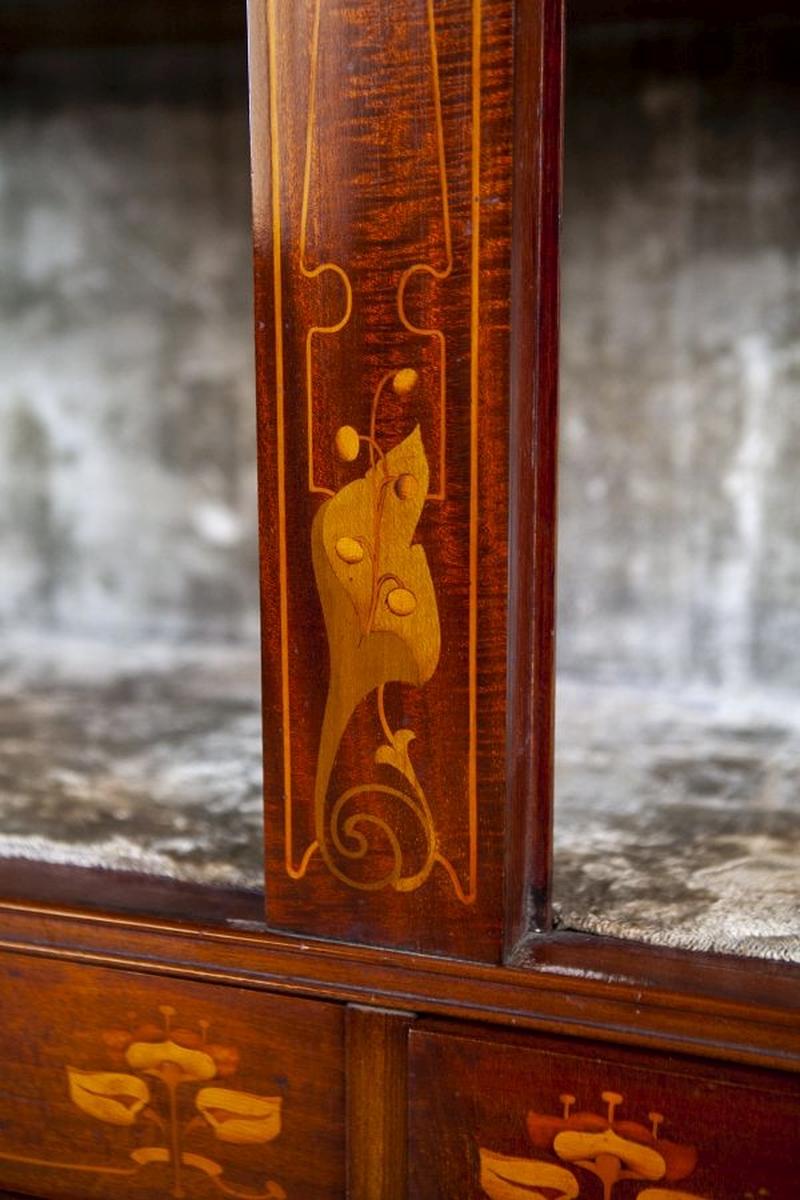 English Inlaid Mahogany Display Cabinet From the 19th Century For Sale 7